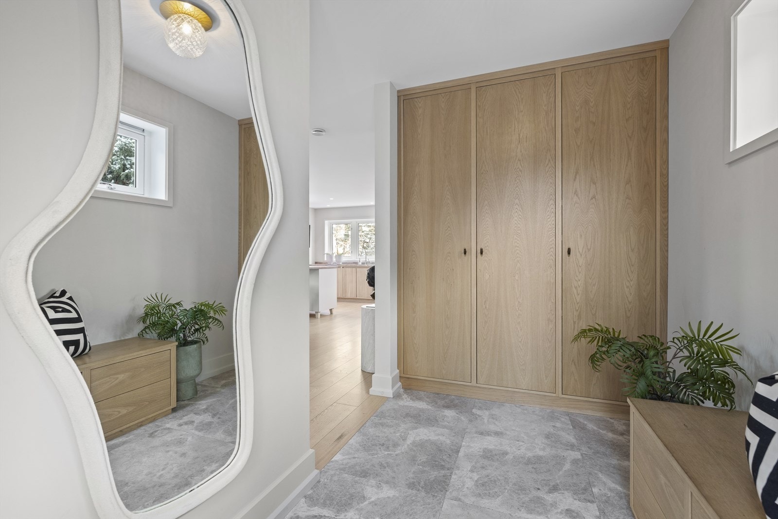 Innbydende entré med plassbygget garderobeskap. Det er varme i gulvet. Galleribilde