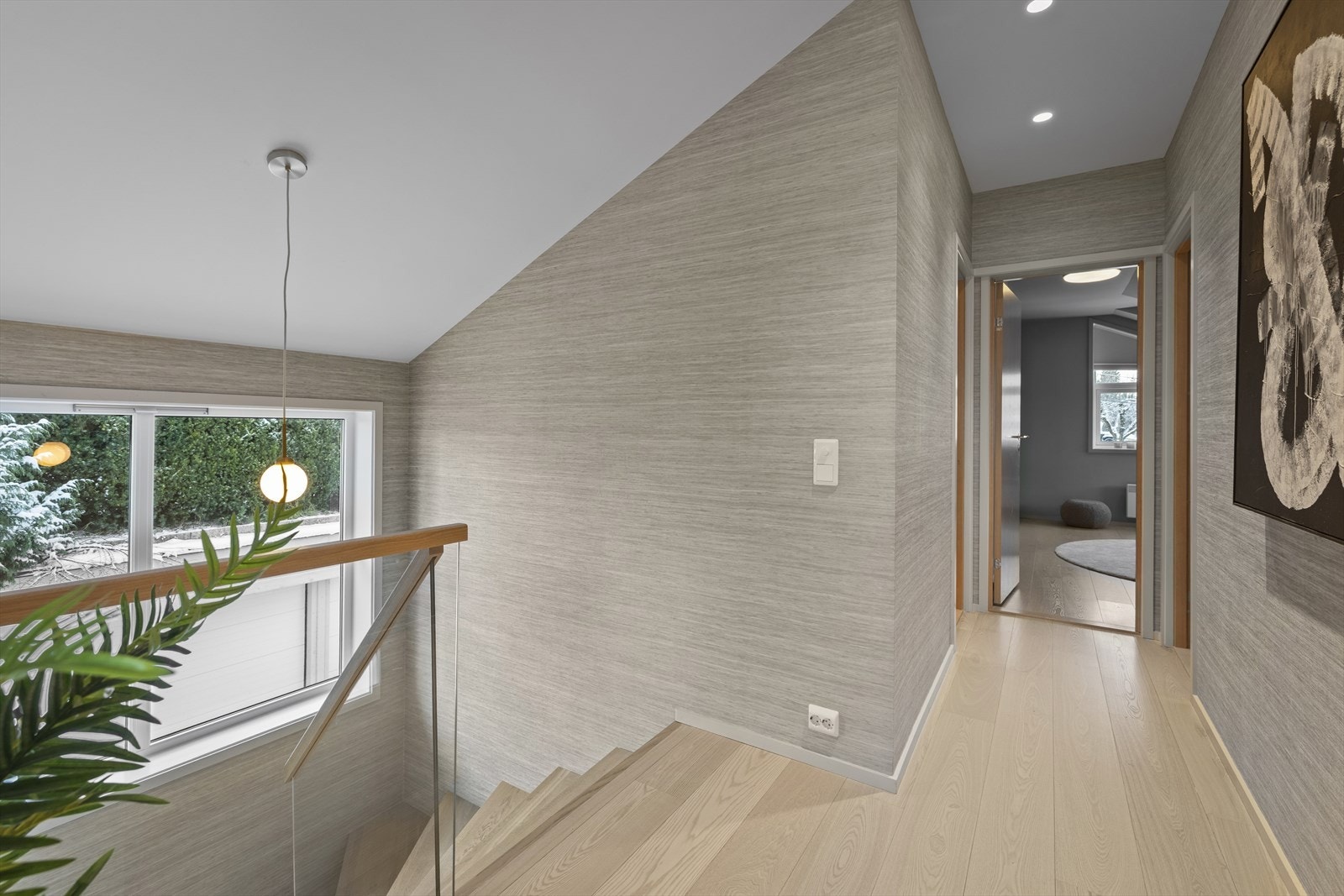 Den tapetserte trappeoppgangen gir boligen et eksklusivt preg. Galleribilde