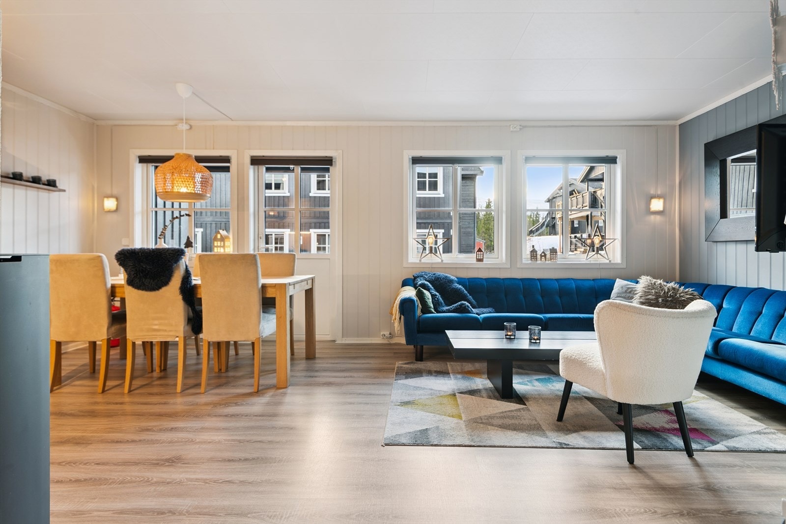 Den åpne løsningen gir en romslig følelse og plass til både sofagruppe og spisebord. Galleribilde