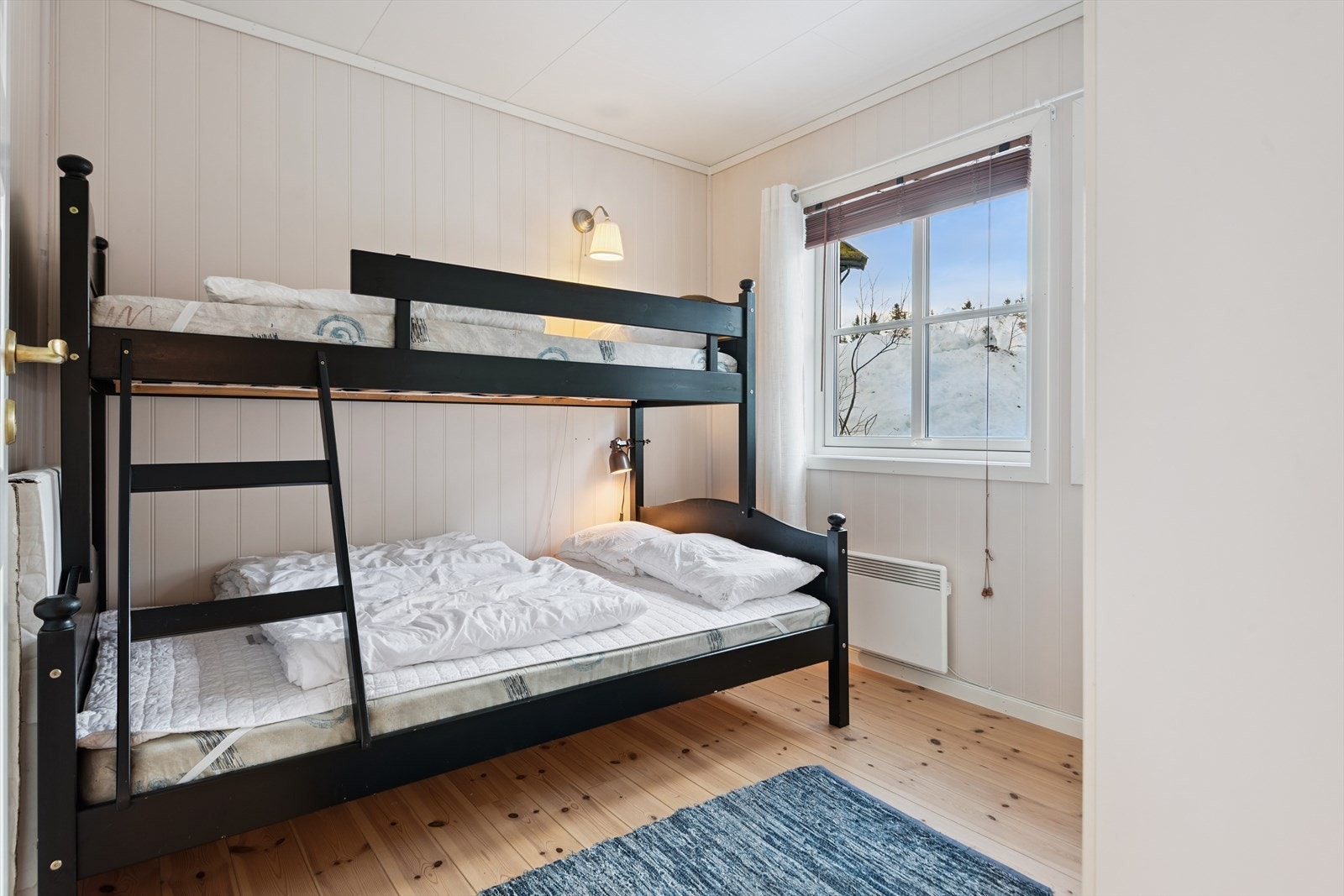 Det ene soverommet er innredet med køyeseng for effektiv utnyttelse av plassen. Galleribilde