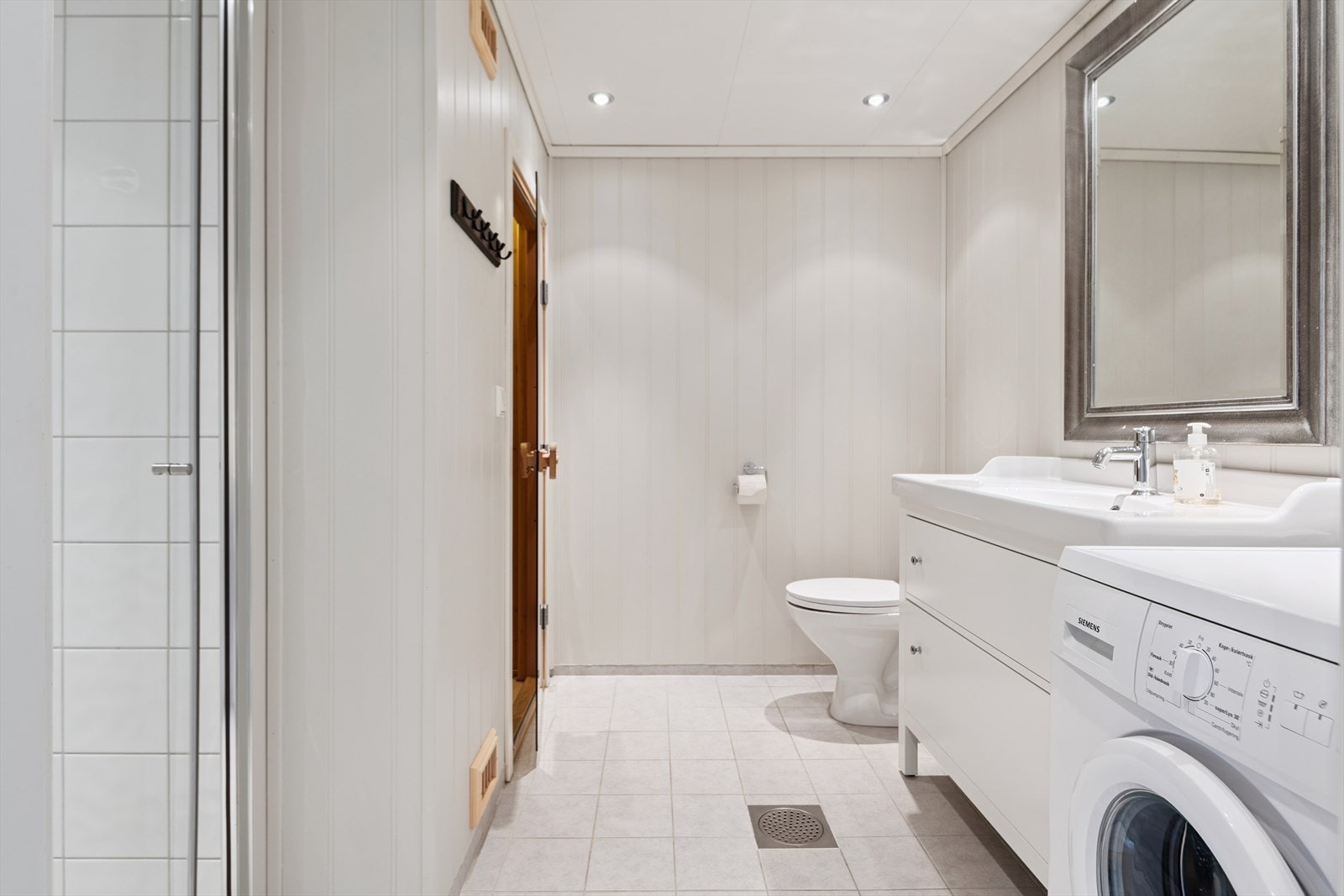 Badet er utstyrt med heldekkende servant, toalett og opplegg for vaskemaskin. Galleribilde