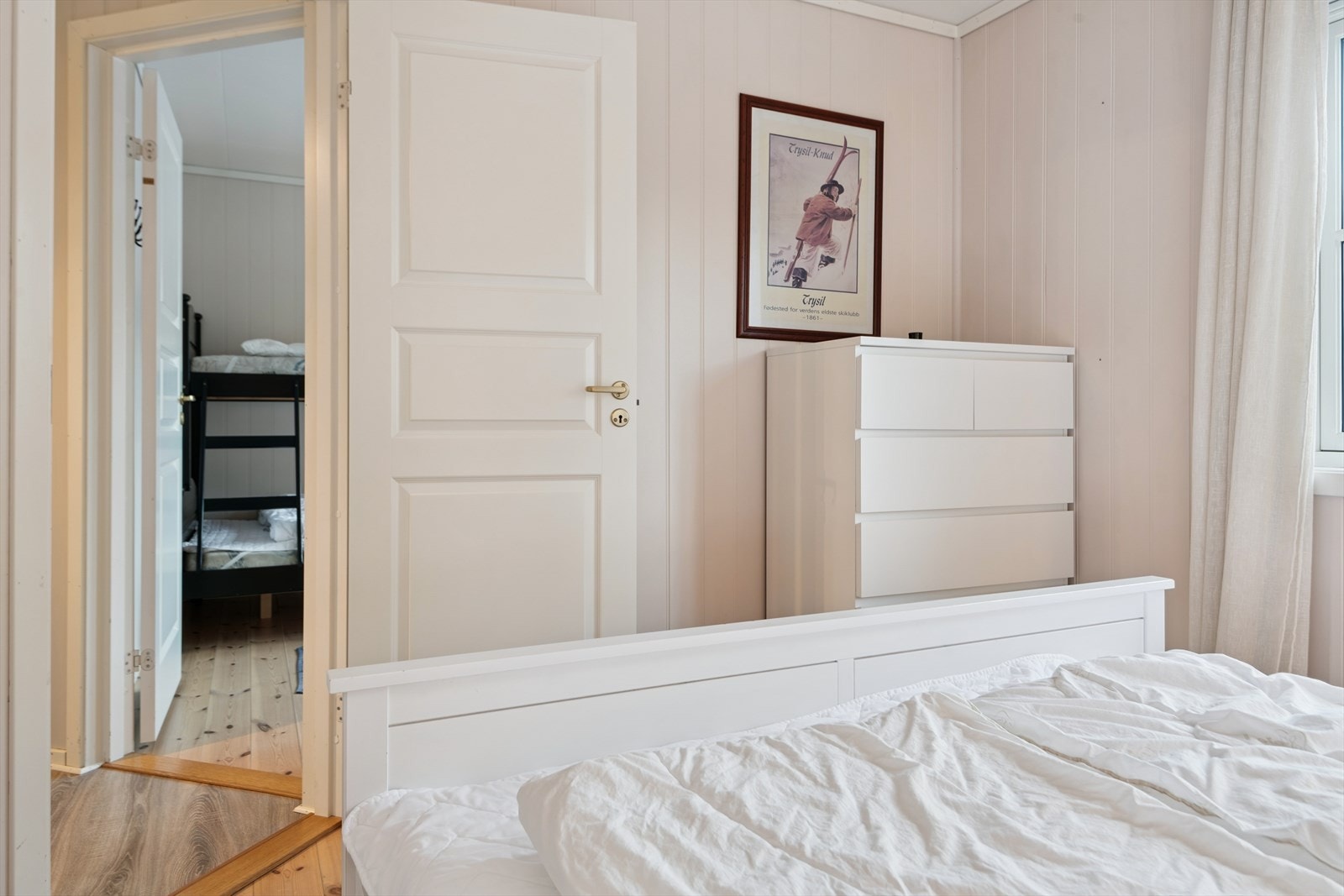 Leiligheten har Swedoor innerdører med 3-speil. Galleribilde