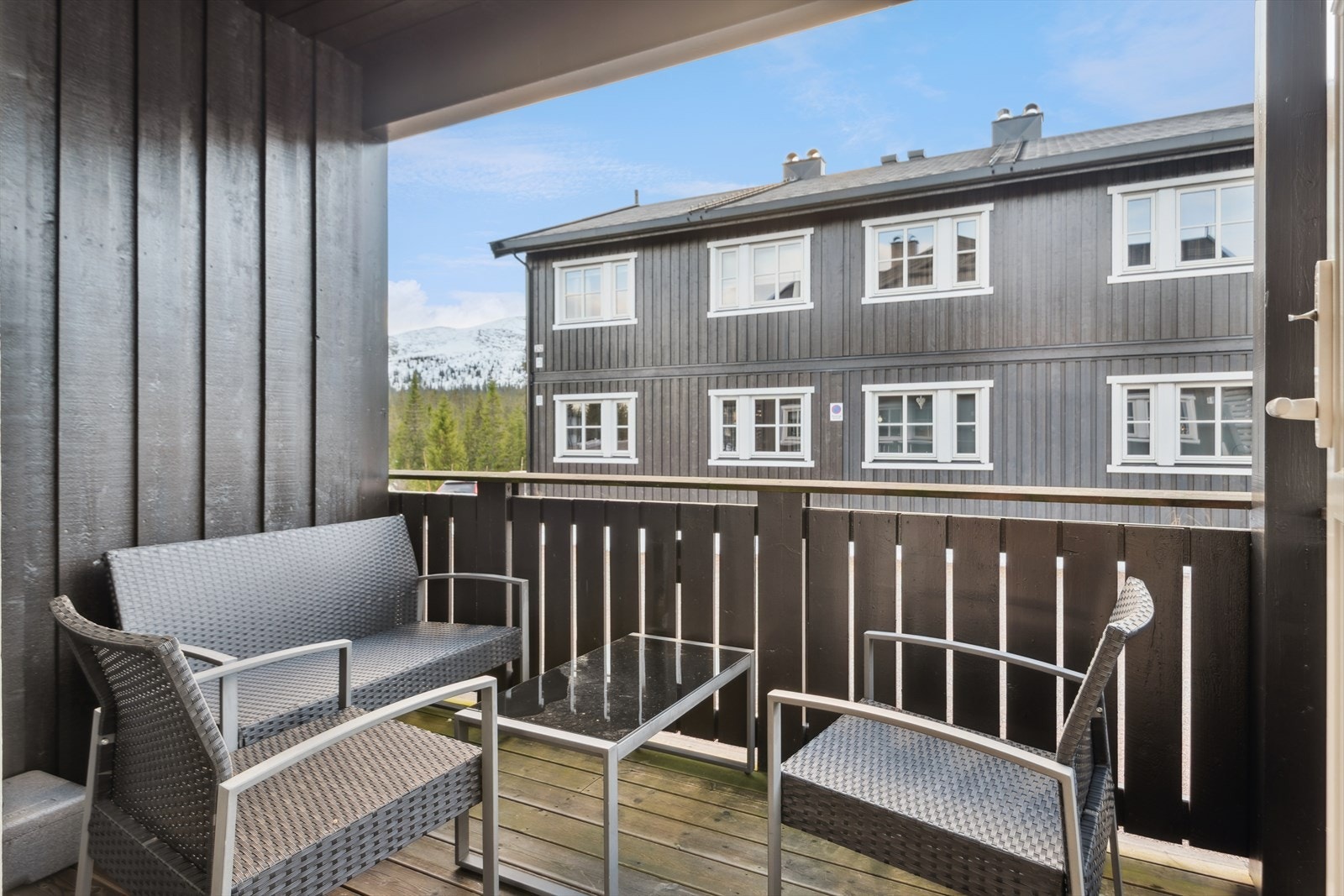 Fra stuen er det utgang til en overbygget, sørvendt terrasse på 8 m². Galleribilde