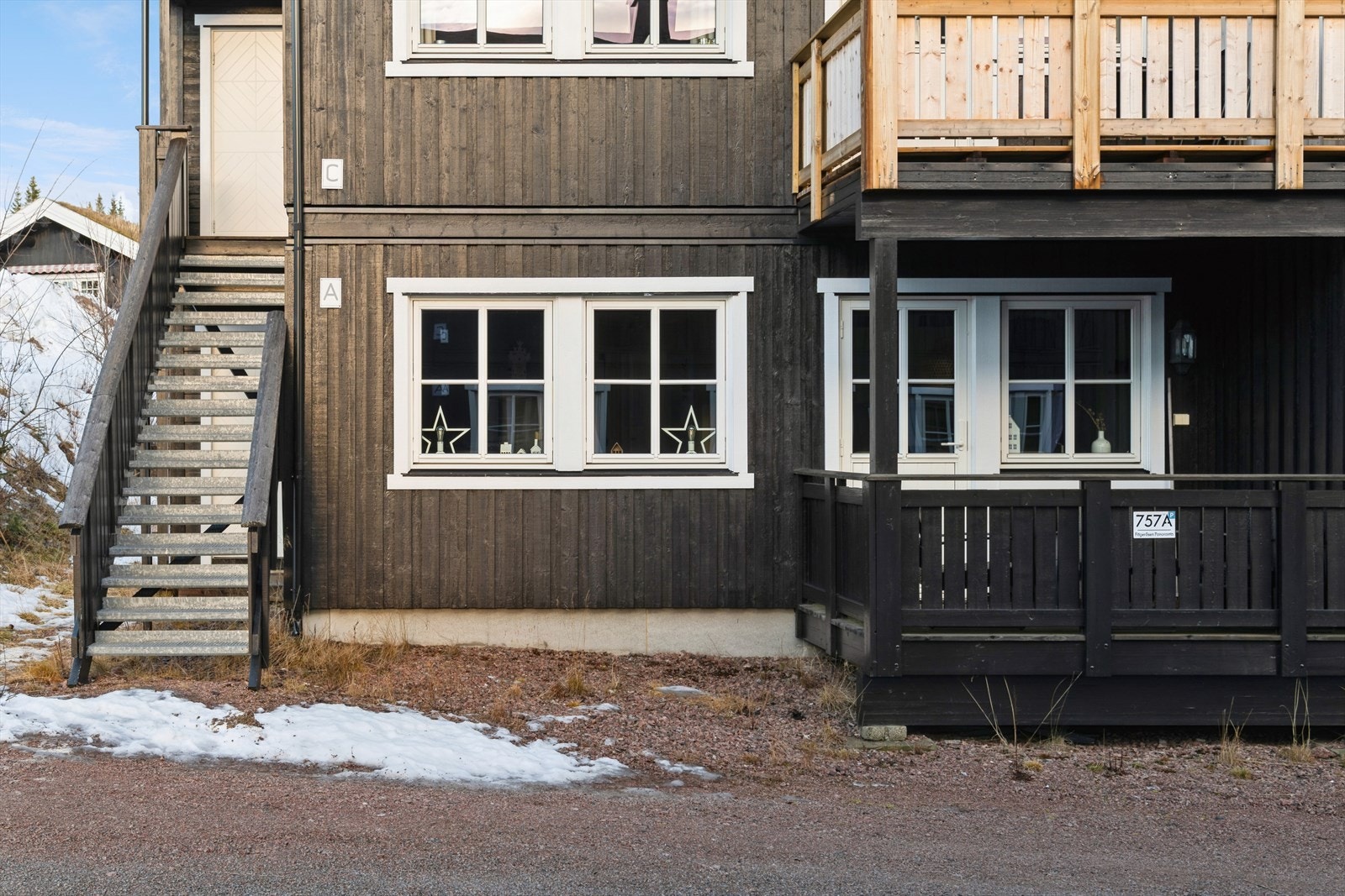 Leiligheten ligger i 1. etasje med enkel adkomst fra bakkeplan. Galleribilde