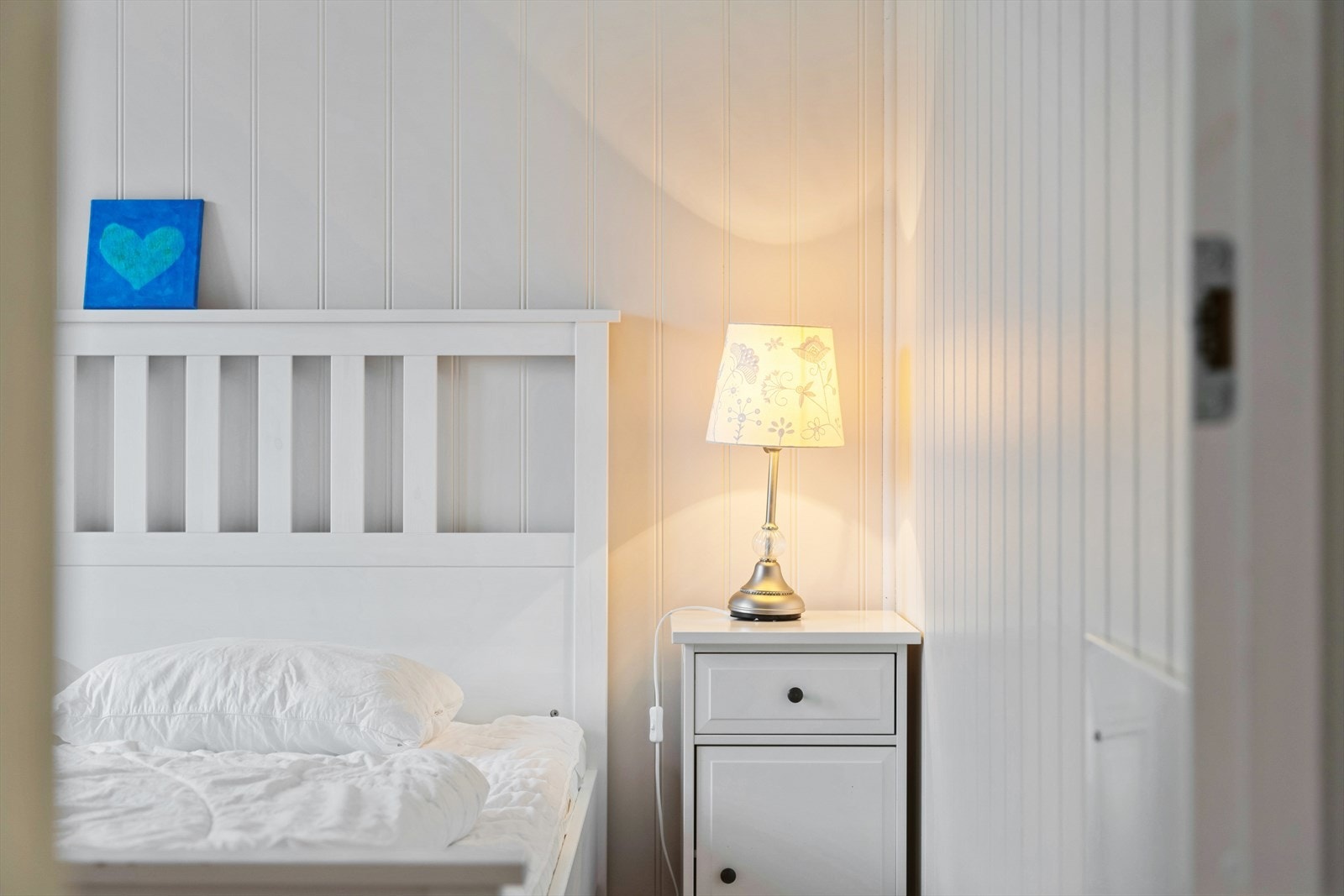 Gjennomgående materialvalg skaper en helhetlig stil i leiligheten. Galleribilde