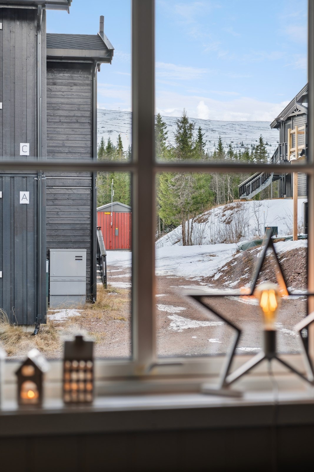 Utsyn mot fellesarealer og nærområdet. Galleribilde