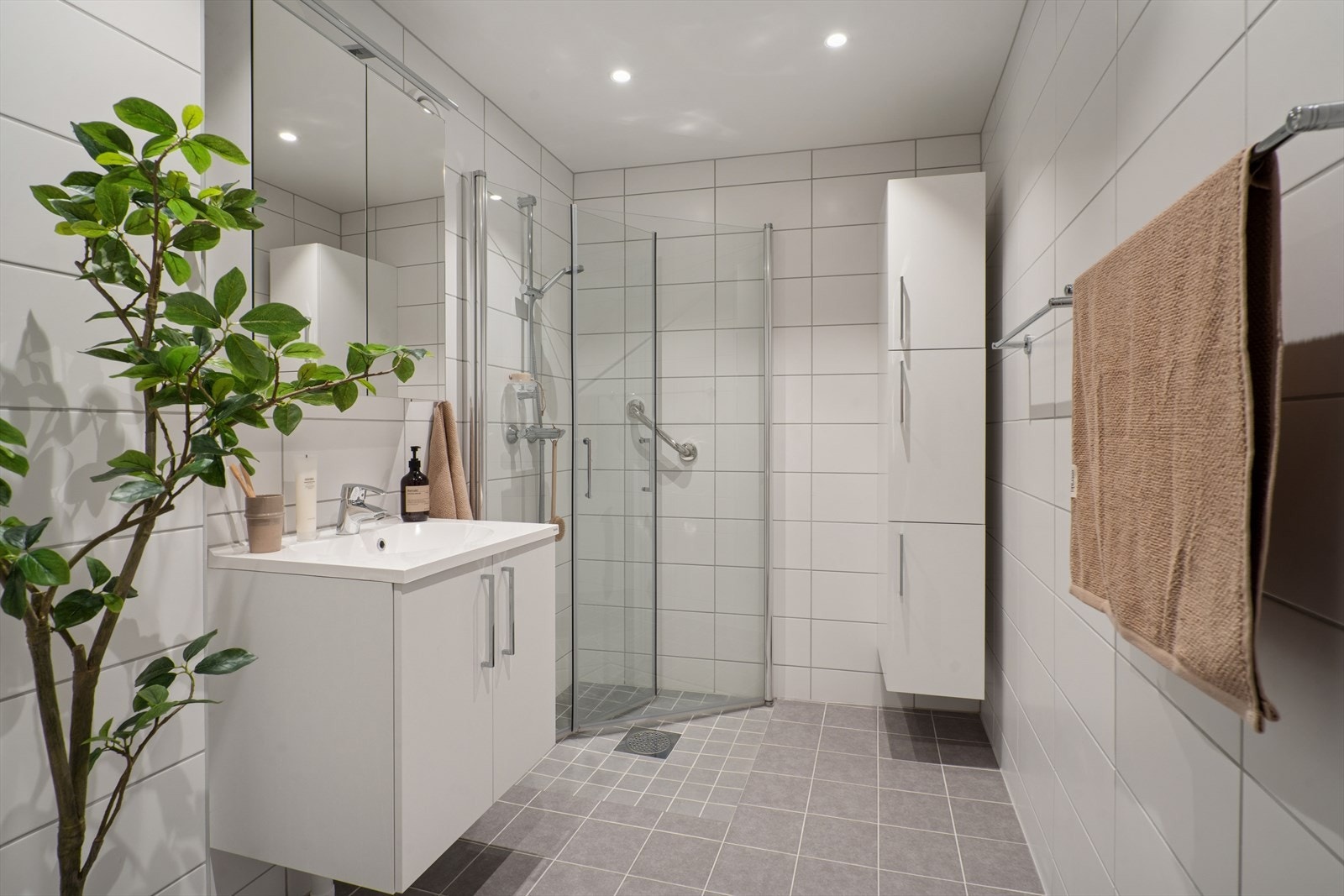 Lekkert og stilrent bad fra 2023, med elektriske varmekabler i gulv. Galleribilde