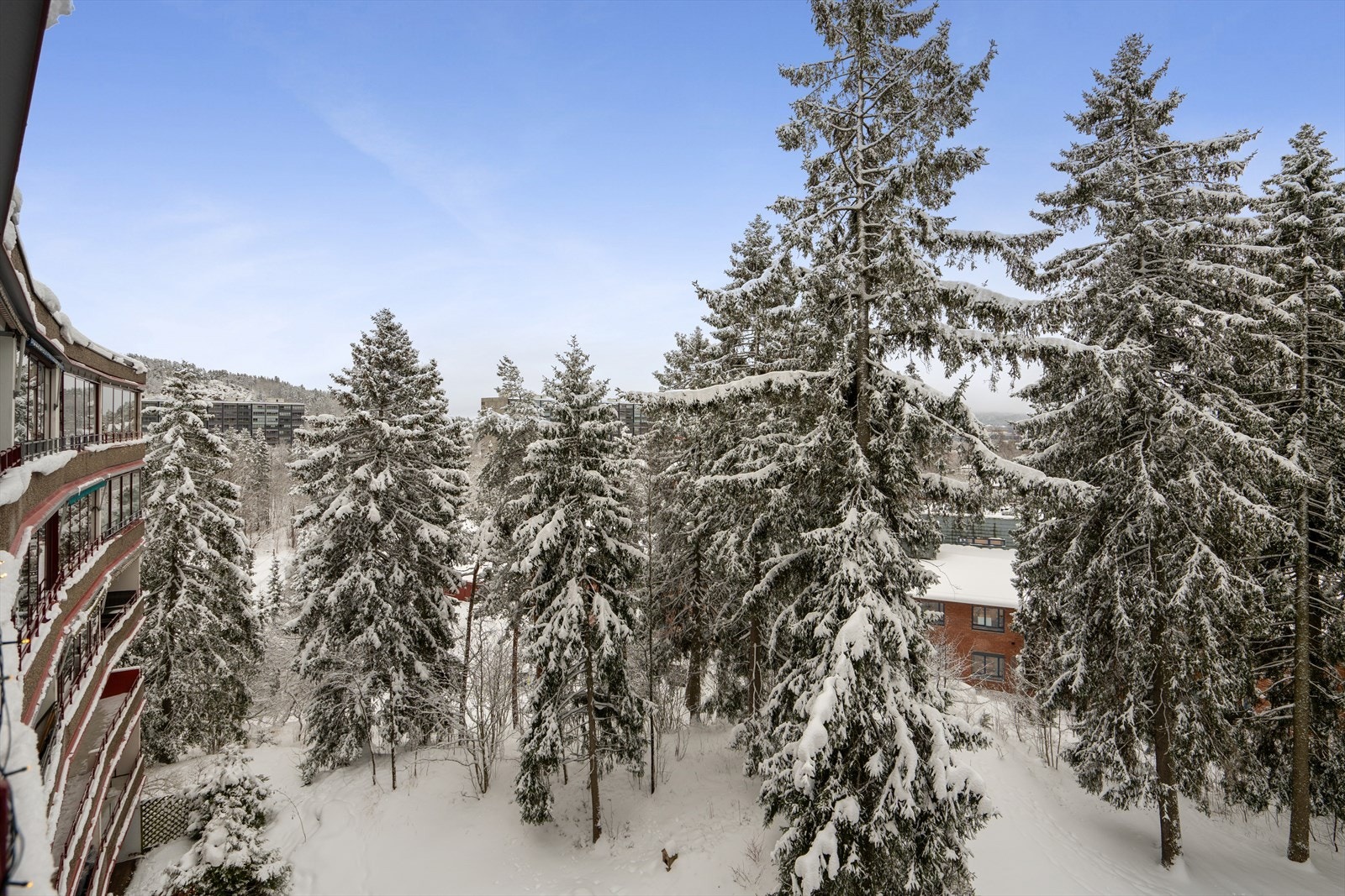 Balkongen vender ut mot rolige grøntområder. Galleribilde