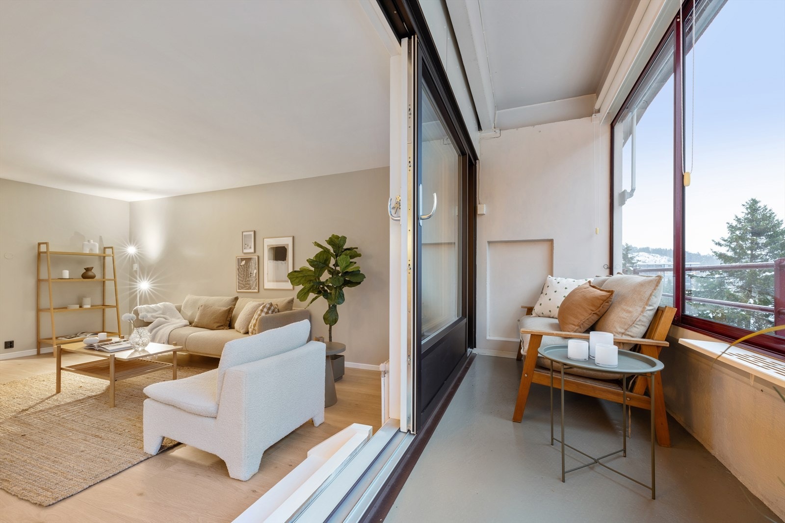 Balkongen fungerer som en herlig forlengelse av stuen og kan nytes store deler av året da den er innglasset. Galleribilde