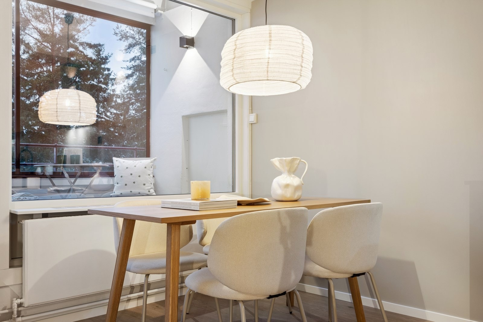 Det god plass til en hyggelig spisegruppe mellom kjøkkenet og balkongen. Galleribilde