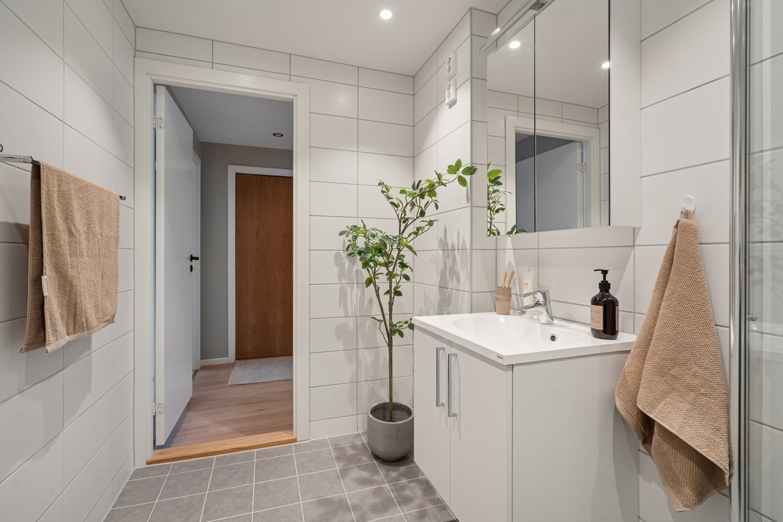 Ny og moderne innredningen består av dusjhjørne med nedsenk, innsvingbare dører, termostat dusjbatteri, formstøpt servant, ett-greps blandebatteri, speilskap med lys og laminat skapsinnredning. Galleribilde