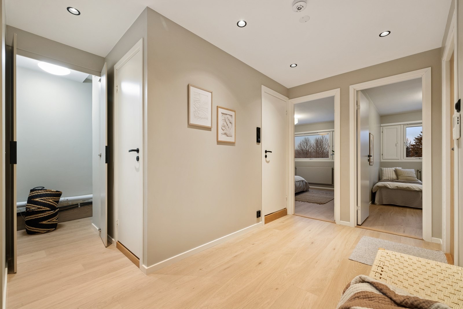 Boligen byr på to gode soverom som ligger i andre enden av leiligheten. Ved entréen har du også en bod på 5 m². Galleribilde