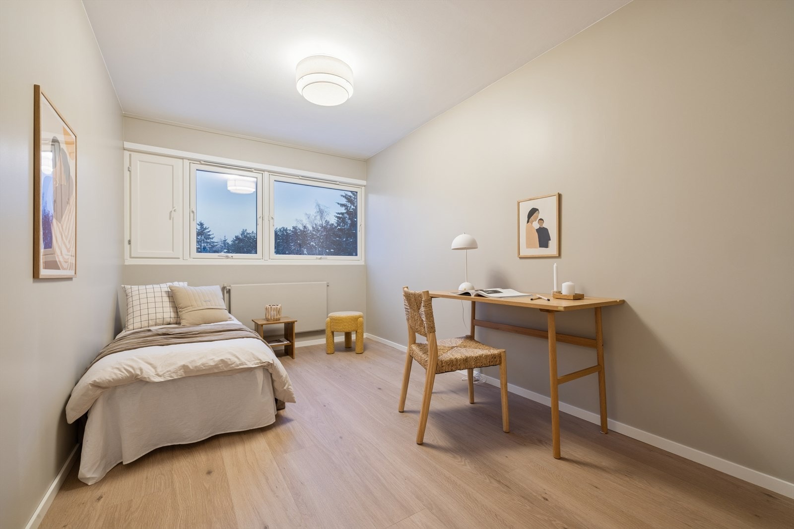 Boligens andre soverom er også av god størrelse og har plass til dobbeltseng, garderobeløsning og et kontorbord. Galleribilde
