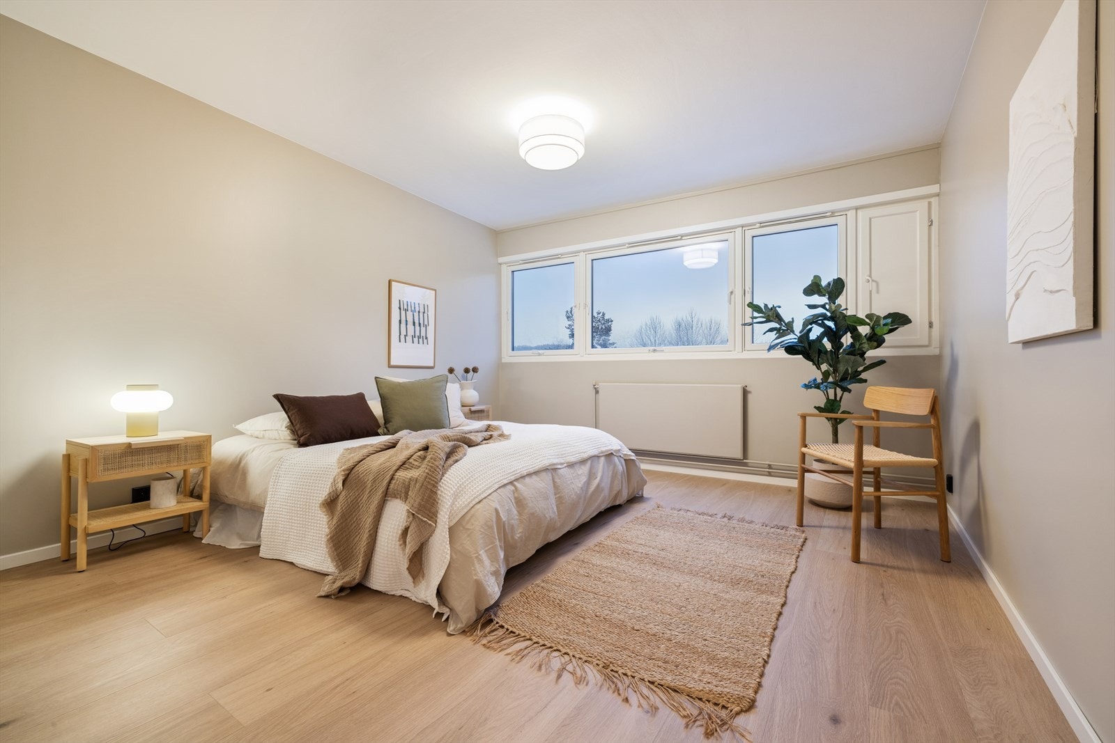 Hovedsoverommet er svært romslig med to store vinduer som skaper en luftig og lys atmosfære i rommet. Galleribilde