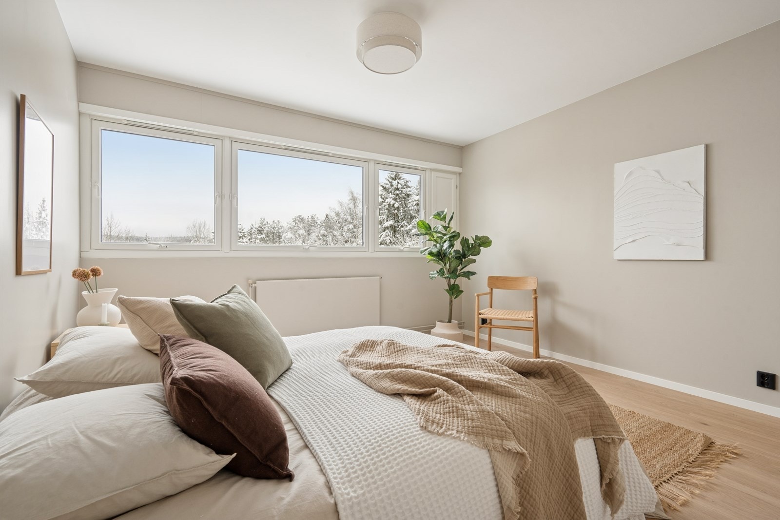 Rommet har plass til stor dobbeltseng, garderobeløsning og annet ønskelig møblement. Galleribilde