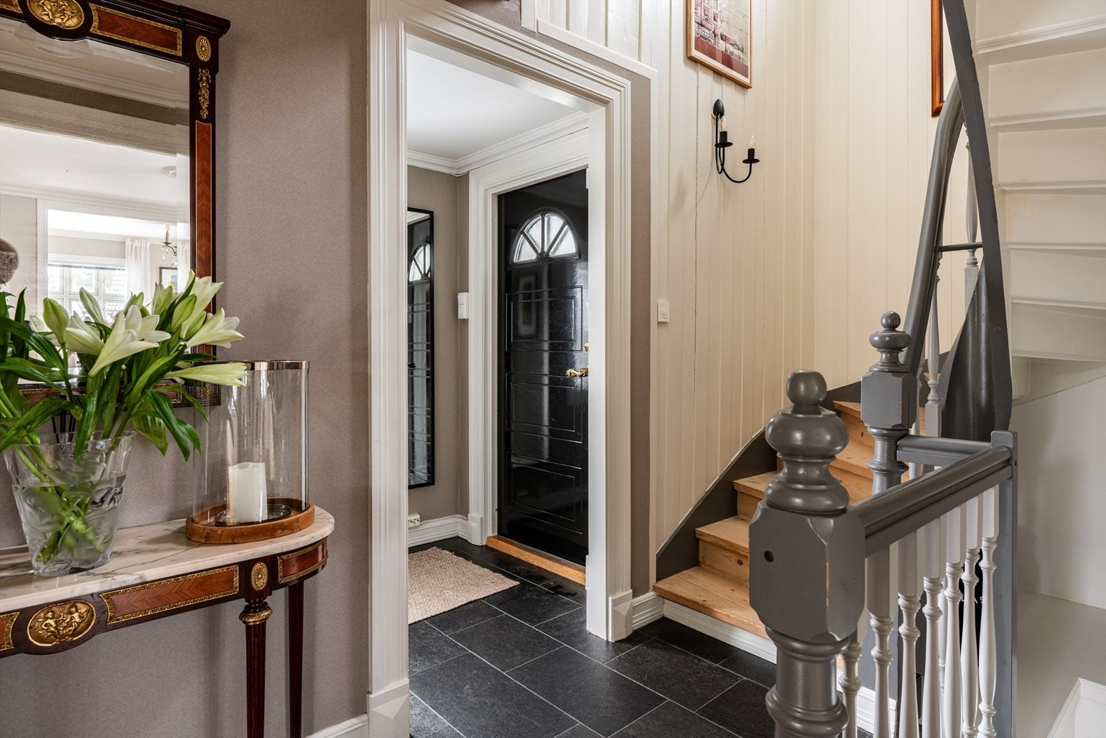 Lekker entré med praktisk flislagt gulv Galleribilde