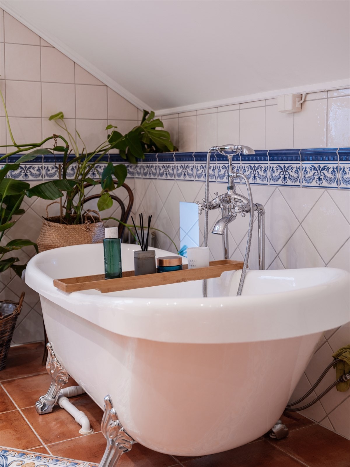 Frittstående badekar med togreps dusjarmatur som gir et klassisk og stilrent uttrykk Galleribilde