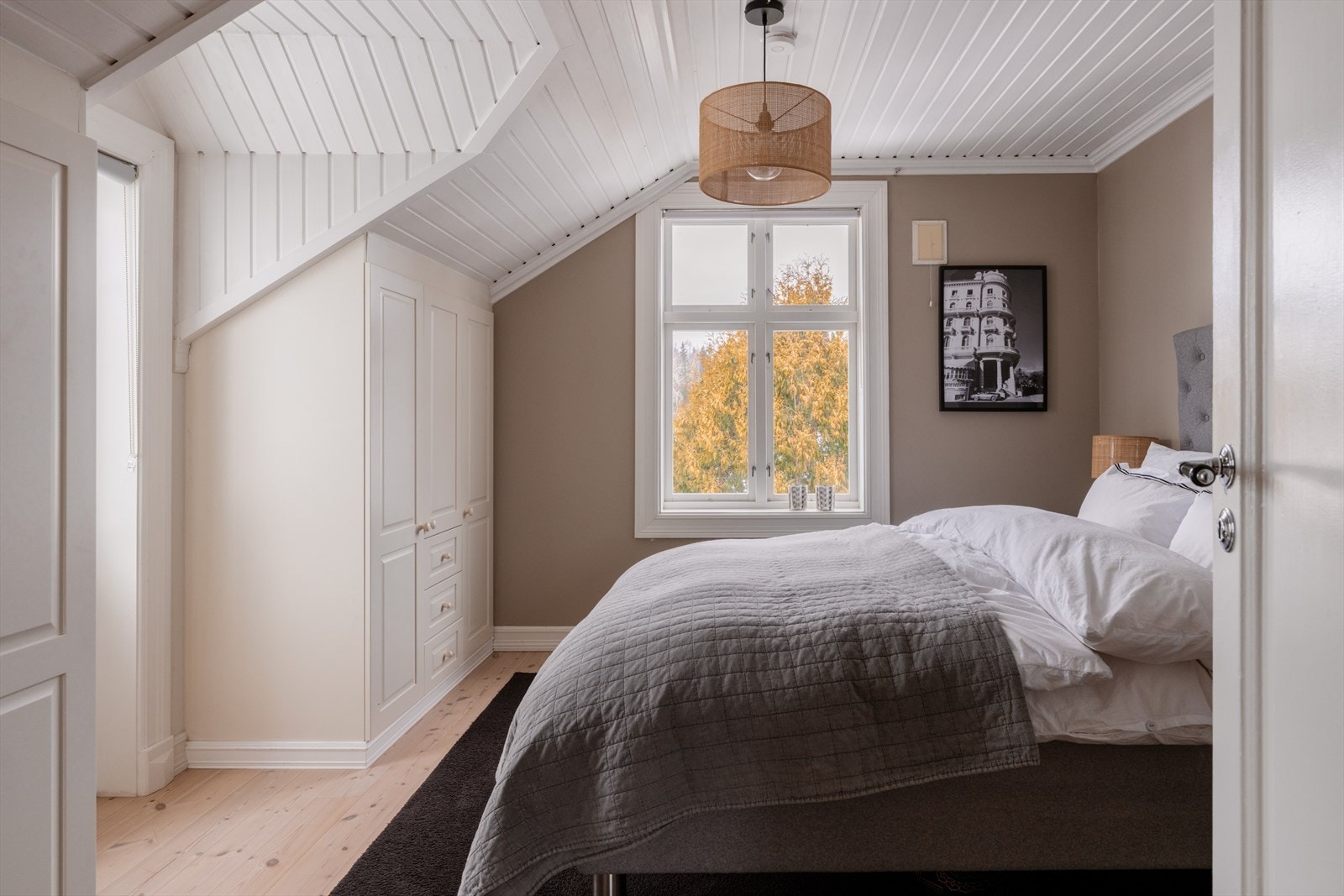 Lyst og luftig soverom med delikate fargetoner og naturlig lysinnslipp Galleribilde