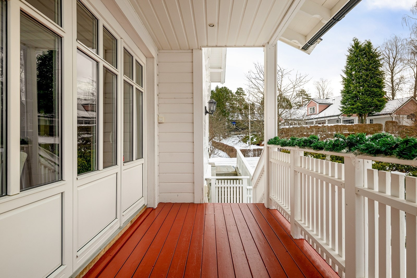 Terrassen er sydvendt og har god plass til sittegruppe og ønsket utemøblement Galleribilde