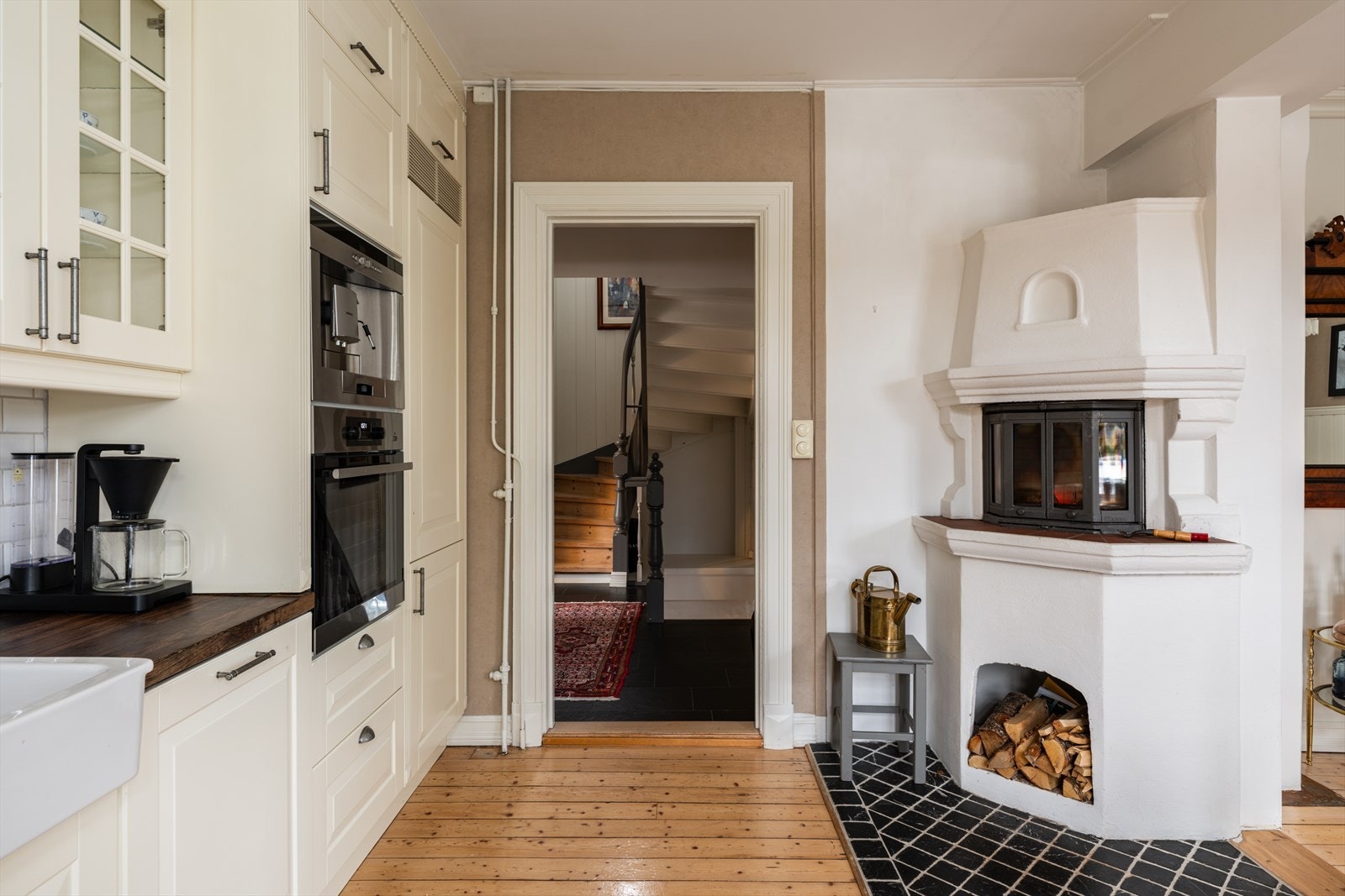 Komfyr, kaffemaskin, kjøl/frys og oppvaskmaskin er integrert i høyskap for et helhetlig og stilrent uttrykk Galleribilde