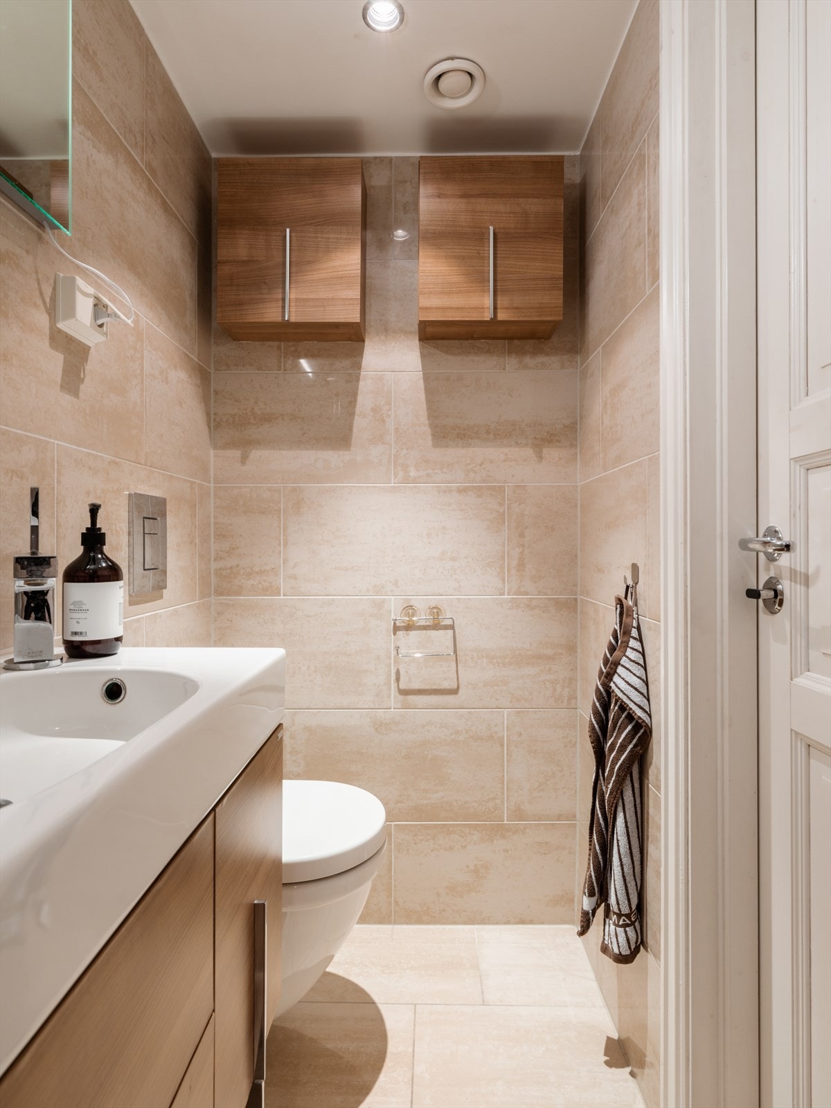 Flislagt bad fra år 2007/2008 med mekanisk avtrekksventil tilknyttet ventilasjonsanlegg Galleribilde