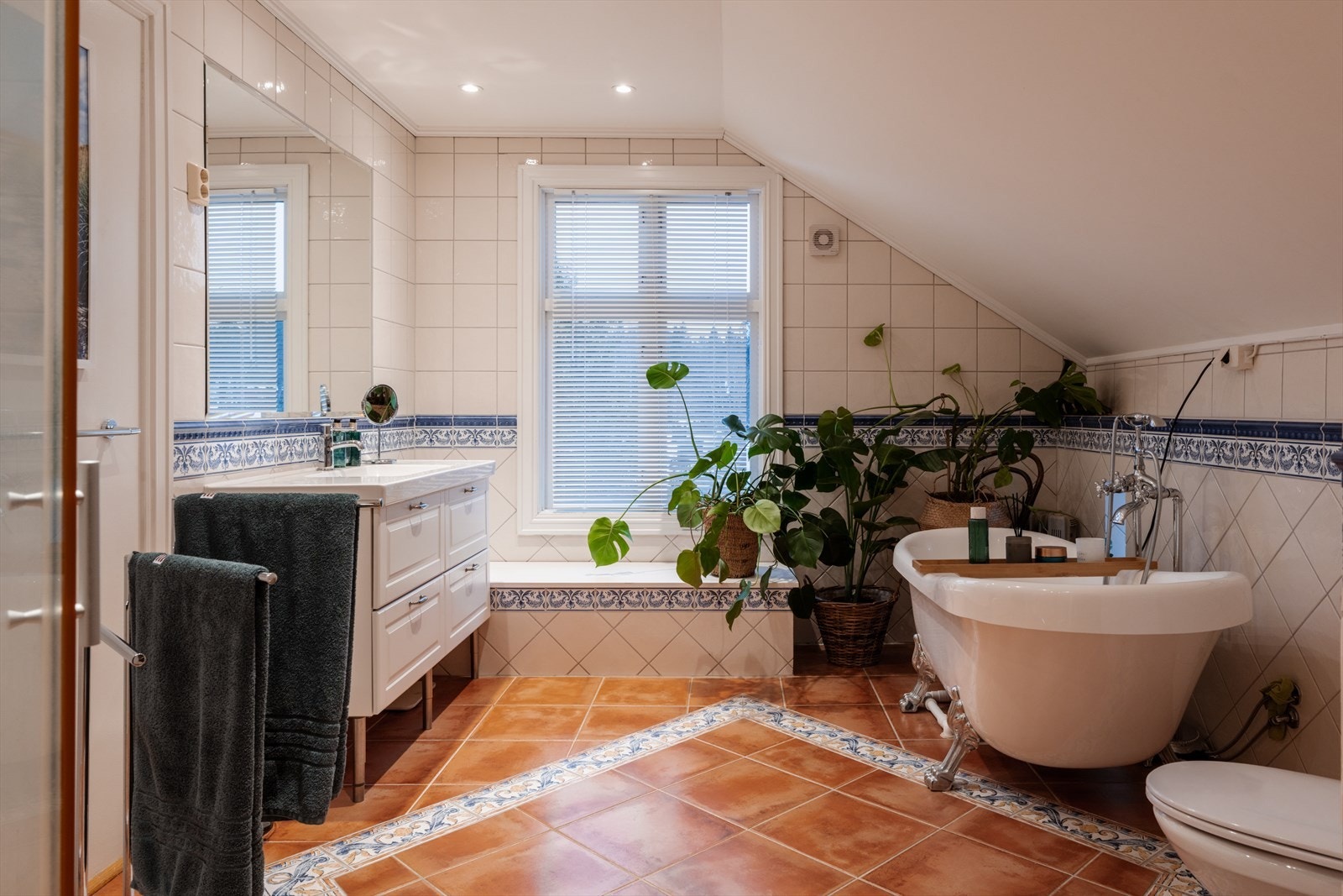 Flislagt bad med malt himling i glatte flater og downlights Galleribilde