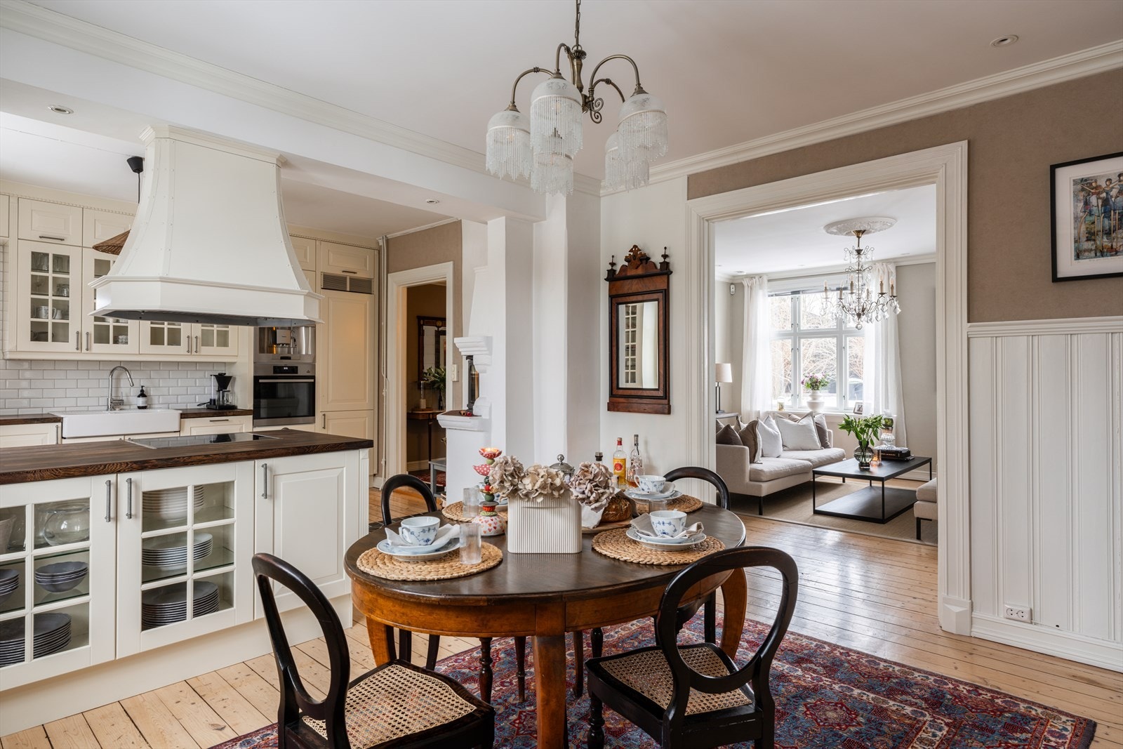 Kjøkkenet har rikelig med både skap- og benkeplass Galleribilde