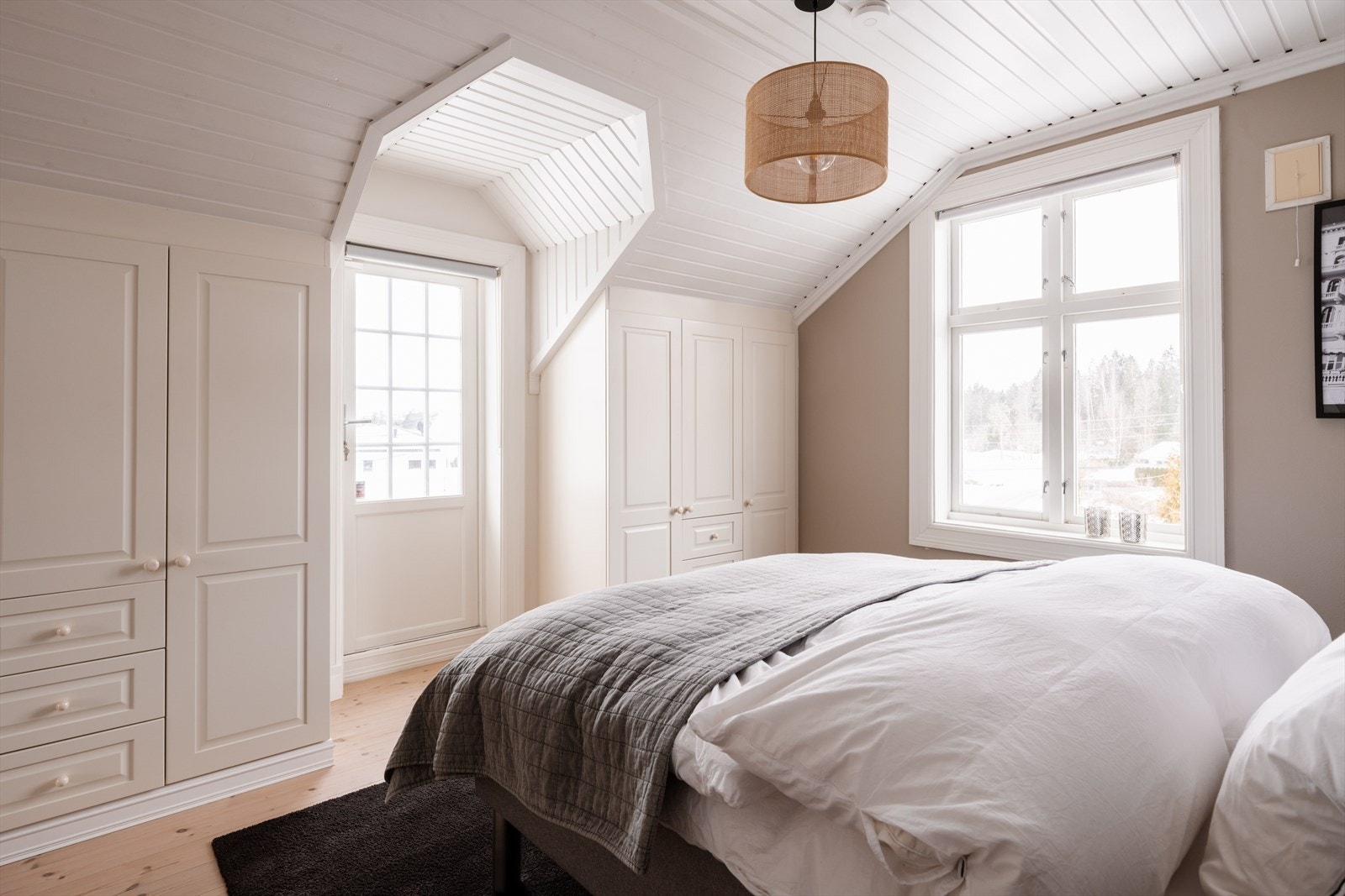 Rikelig med oppbevaringsmuligheter i plassbygde garderobeskap Galleribilde