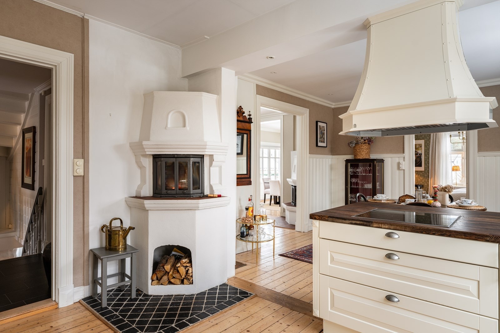 Peisen på kjøkkenet skaper en lun og innbydende atmosfære Galleribilde