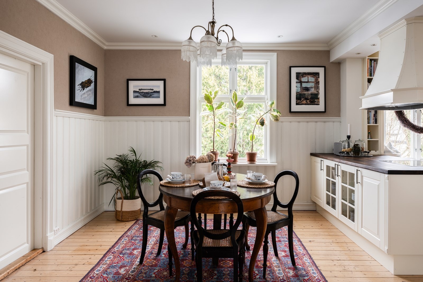 Lekre vegger i varm beige over hvit panel som gir rommet et lunt og klassisk uttrykk Galleribilde