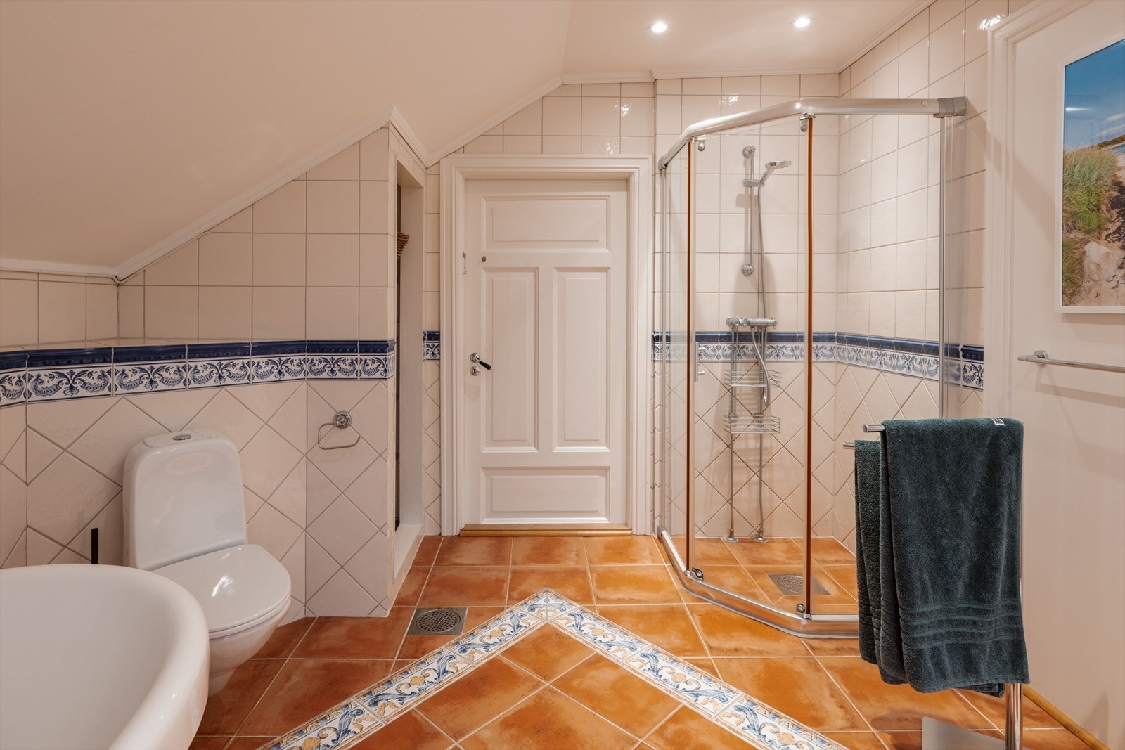 Dusjhjørne med skyvedører i glass og veggmontert hånddusj Galleribilde