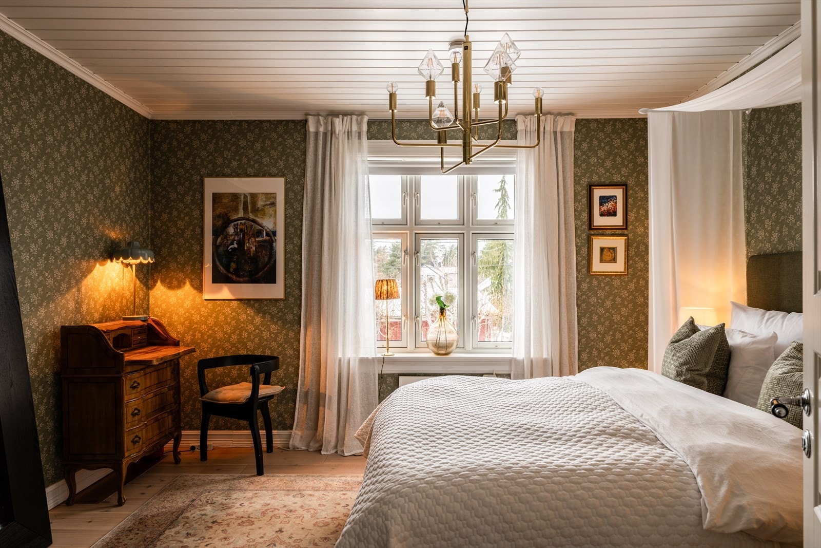 Hovedsoverommet har en elegant tapet og rikelig med naturlig lys som gir rommet en lys og innbydende atmosfære Galleribilde