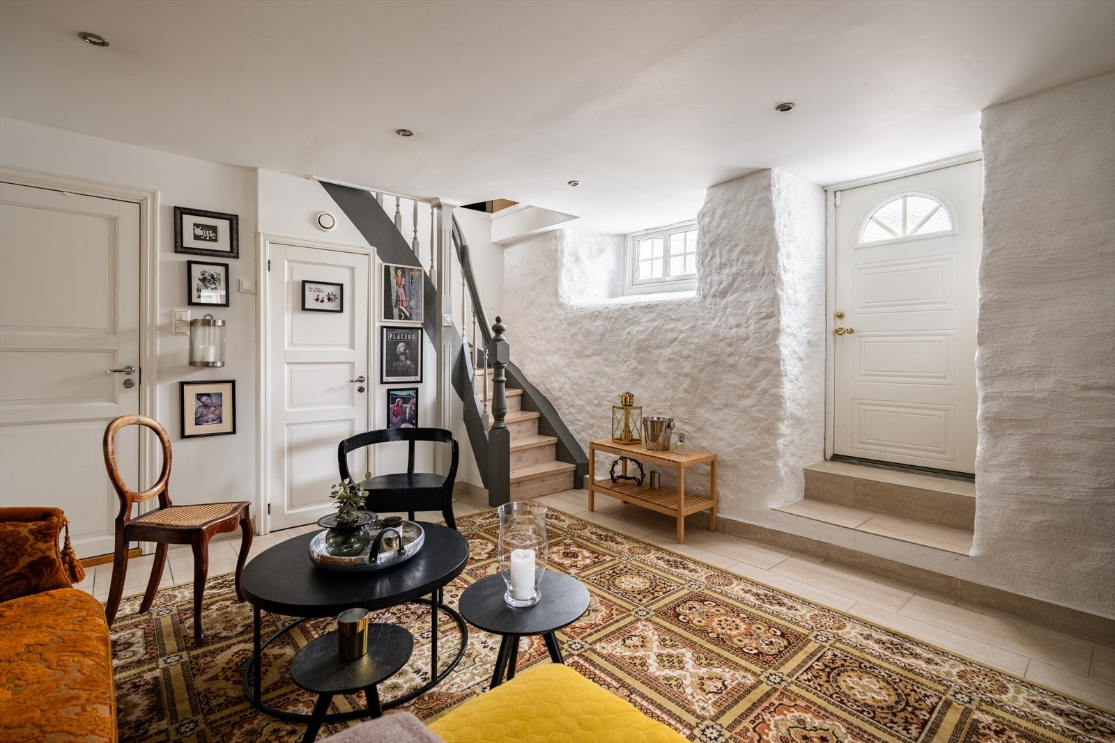 Kjellerstue med downlights og egen inngang Galleribilde
