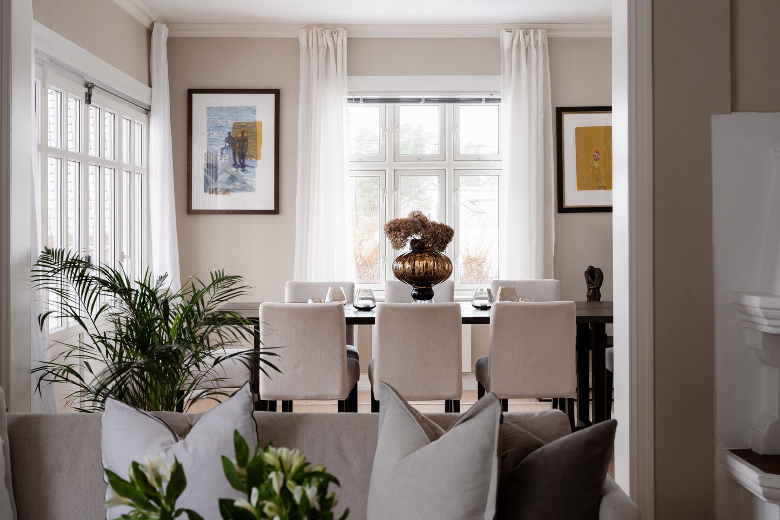 Lekre vegger i varm beige tapet Galleribilde