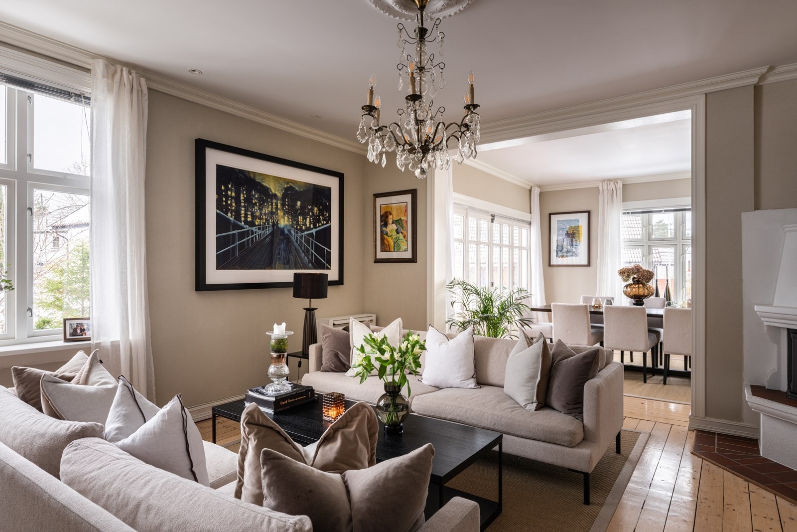 Store vindusflater i flere himmelretninger gir mye lys og god atmosfære Galleribilde