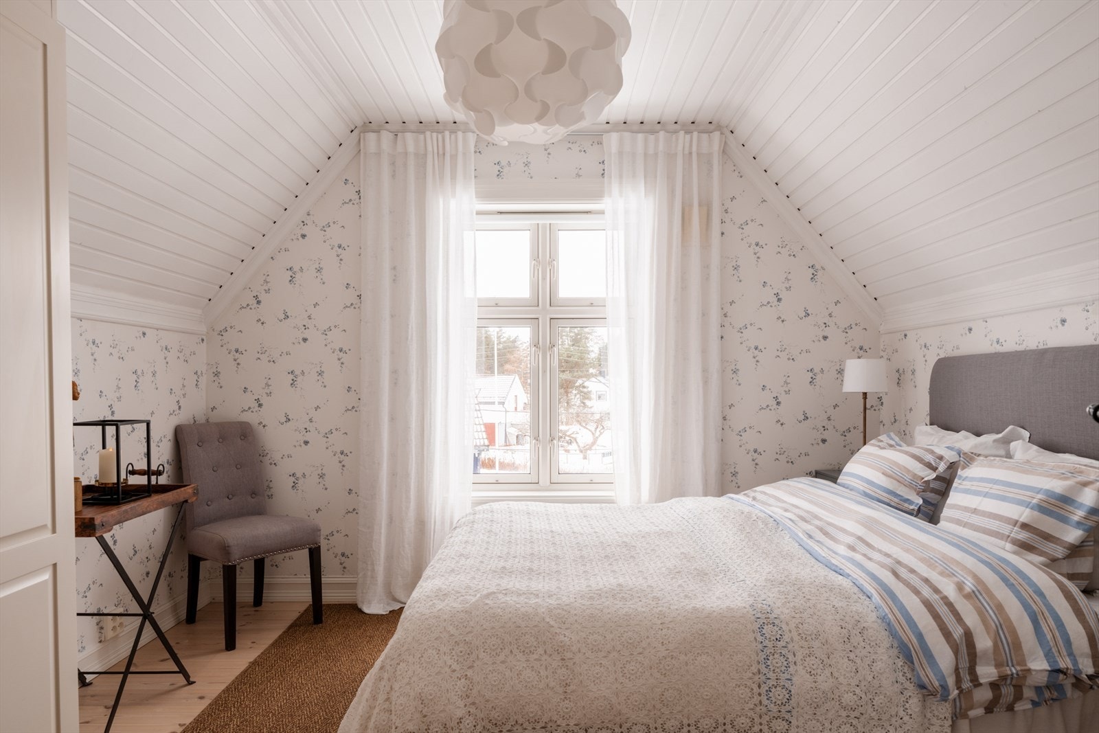 Soverom 3 er også av god størrelse med lekker tapet på vegg Galleribilde