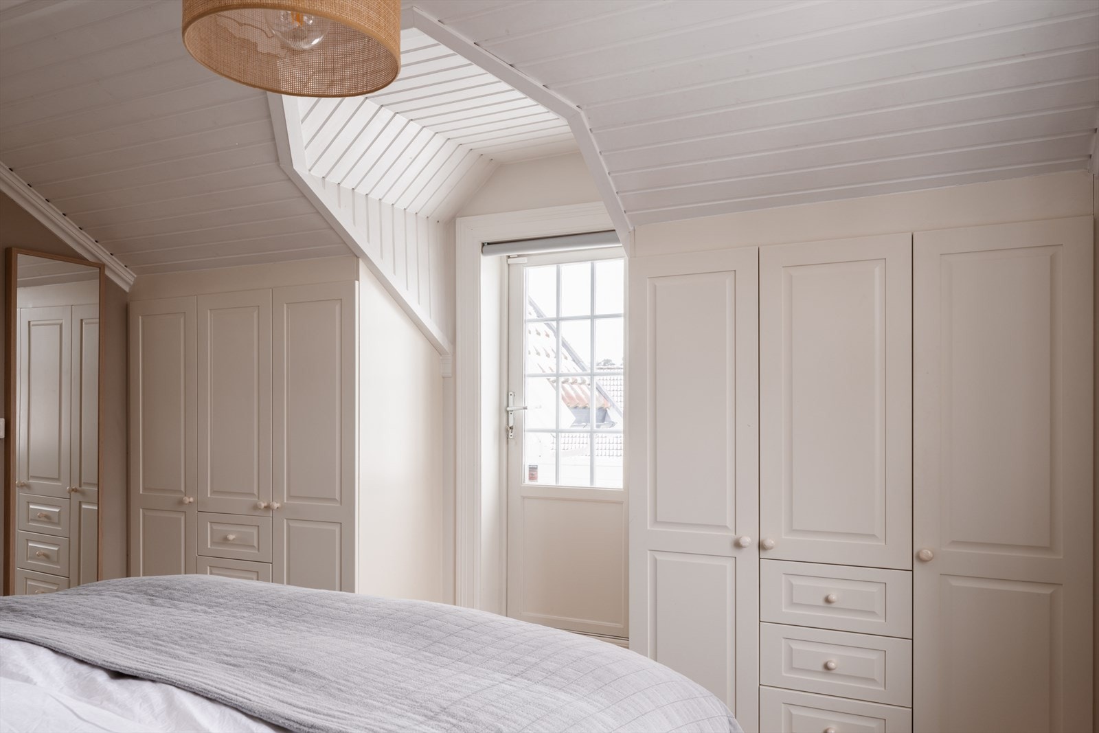 Fra soverommet er det direkte adkomst til en solrik takterrasse på hele 12 kvm Galleribilde