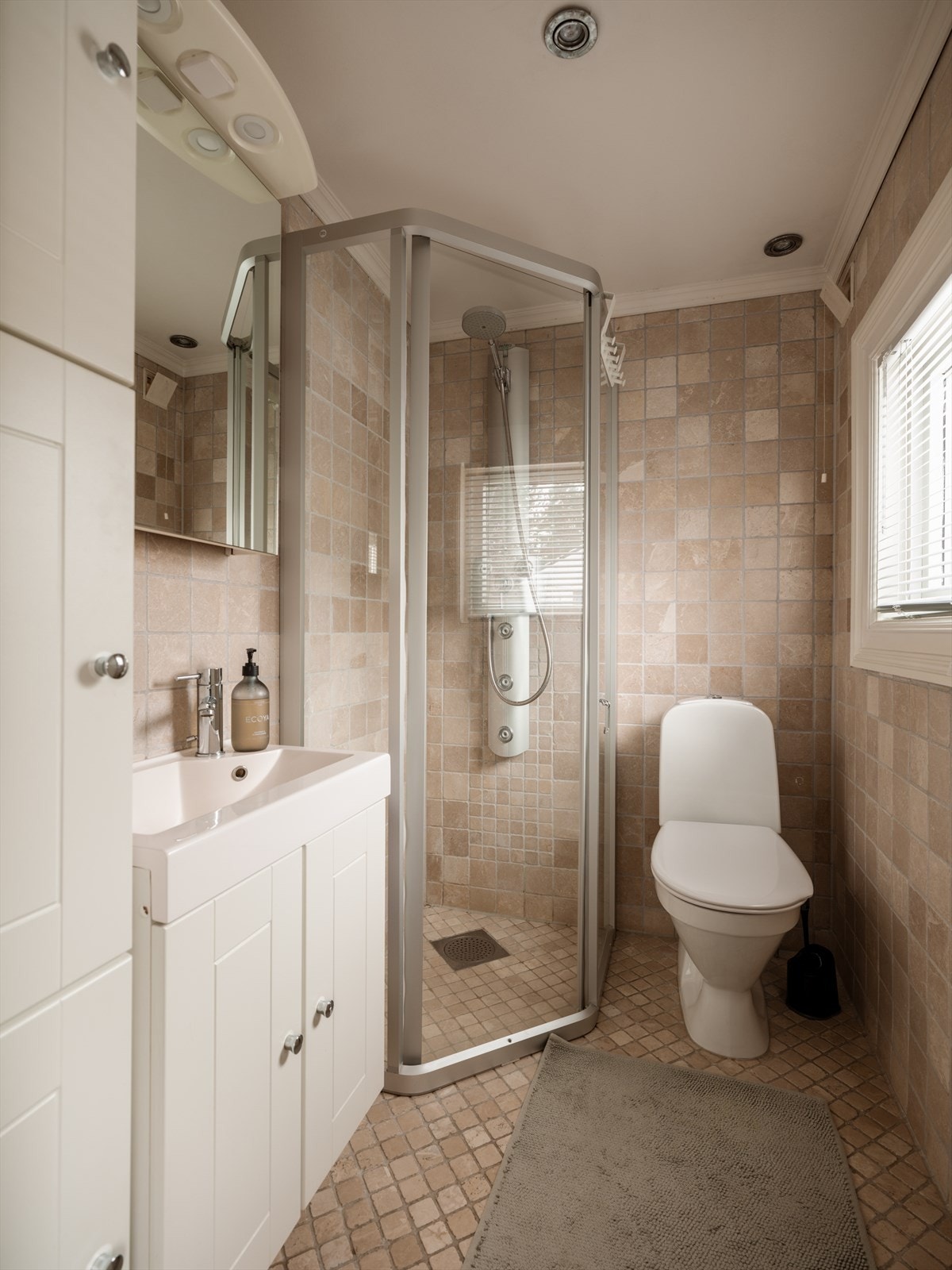 Baderom i tilknytning til entré delvis rehabilitert i 2005 Galleribilde