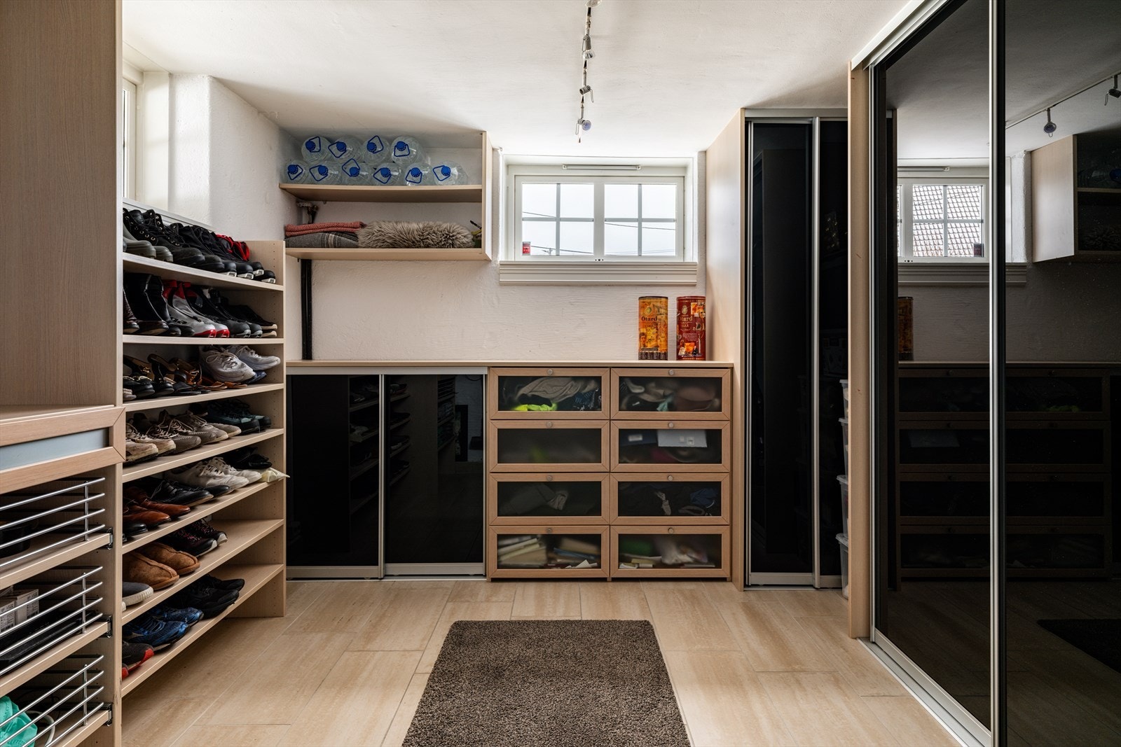 Praktisk omkledningsrom i kjeller Galleribilde