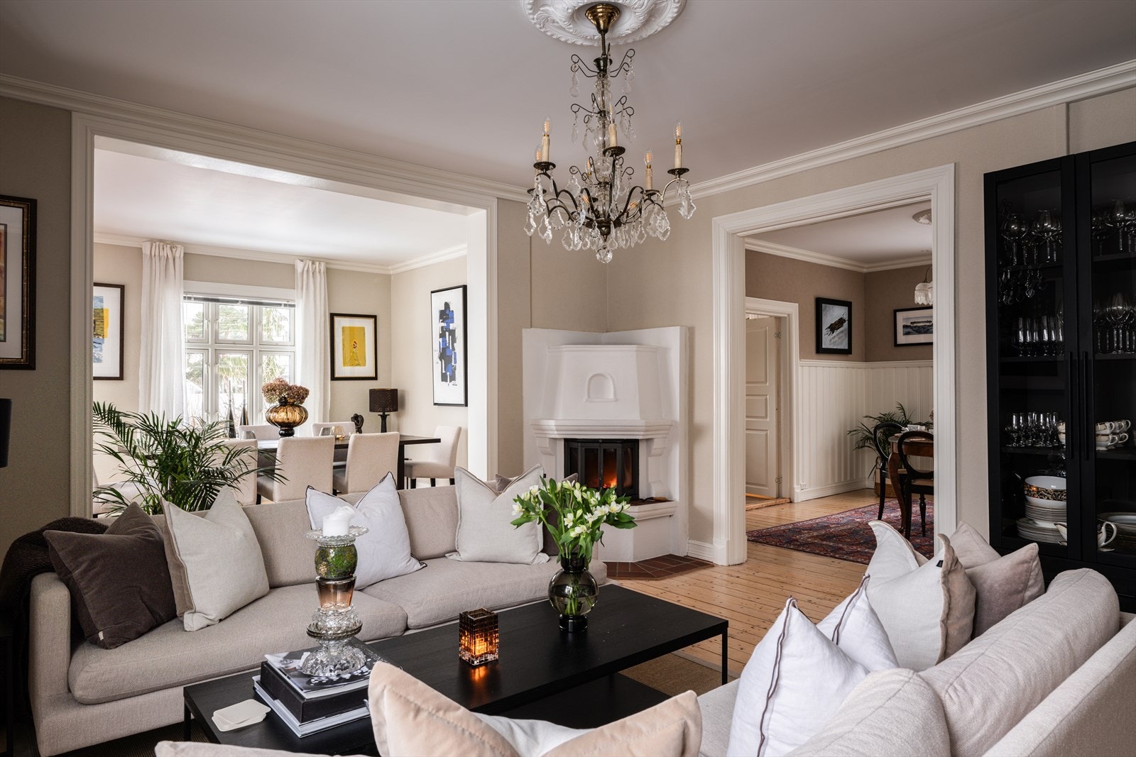 Meget flott sveitservilla som strekker seg over tre etasjer med blant annet flere gode stuer, sjarmerende kjøkken, fire soverom, kjellerstue og et flott hageområde Galleribilde