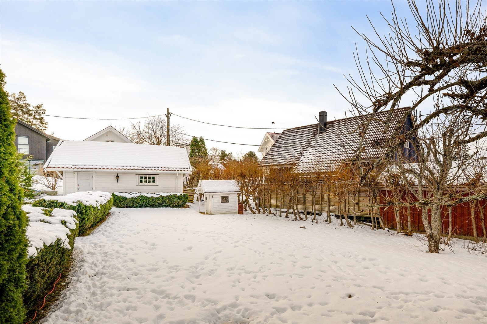 Koselig hageområde med et lite dukkehus som innbyr til lek og kreativ utfoldelse Galleribilde