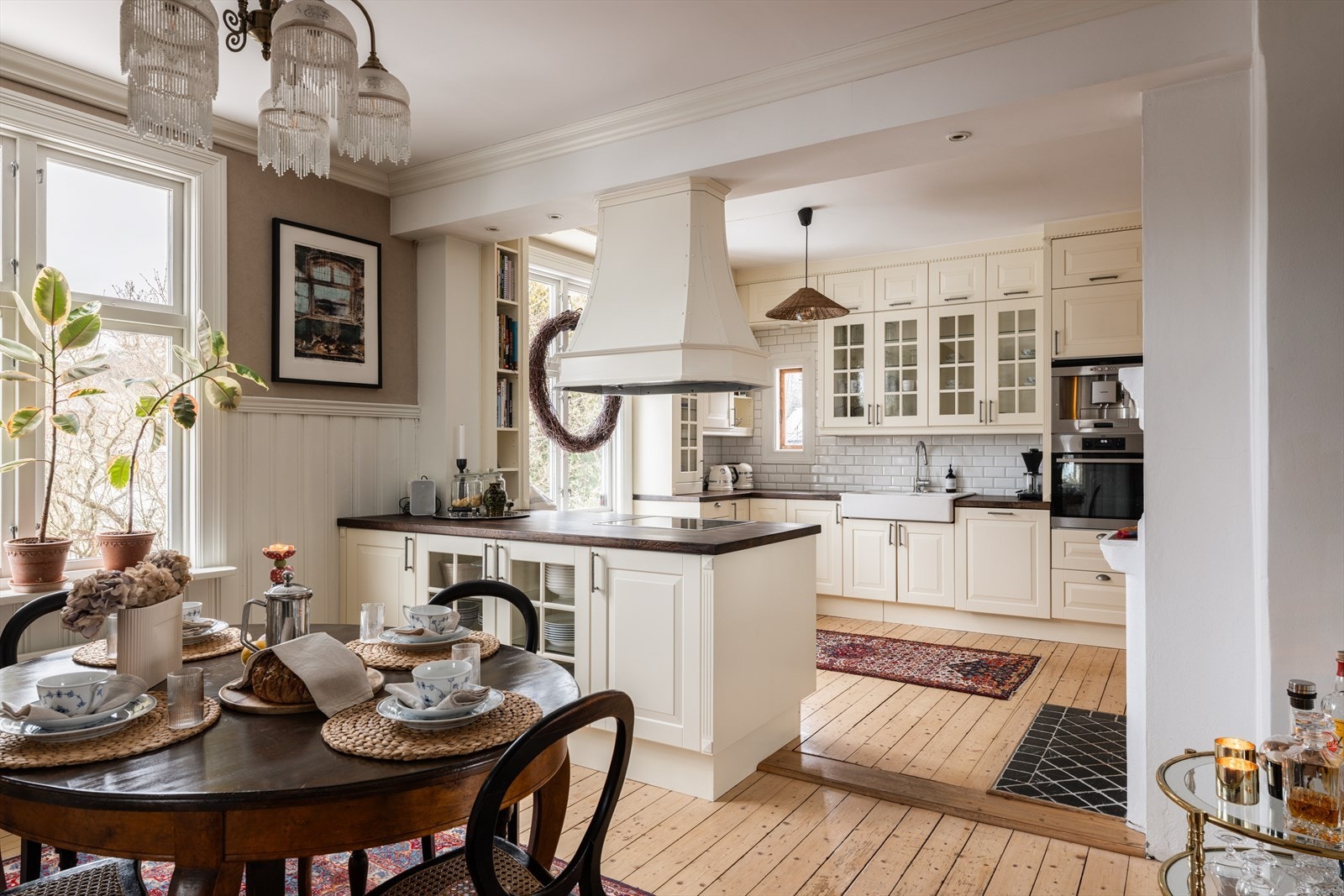 Kjøkkeninnredning med integrerte hvitevarer og profilerte fronter på skuffer og skapdører Galleribilde