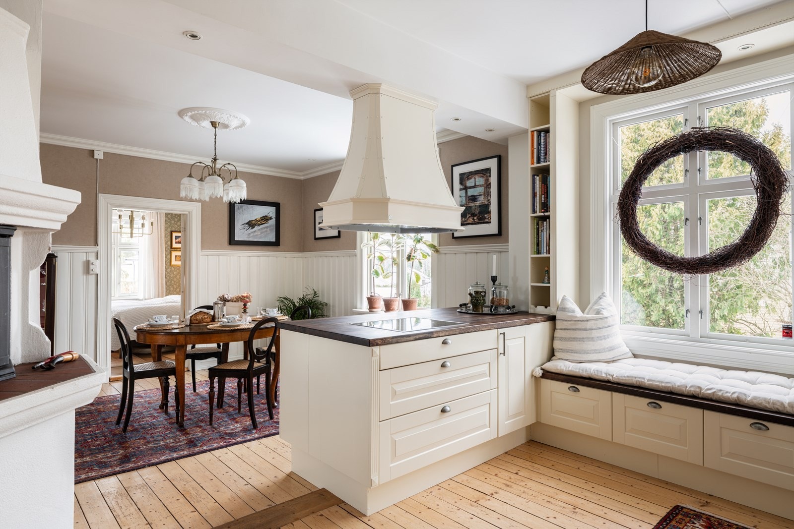 I tillegg til de store vinduene som gir rikelig med naturlig lys, er det installert downlights som sørger for god og jevn belysning Galleribilde