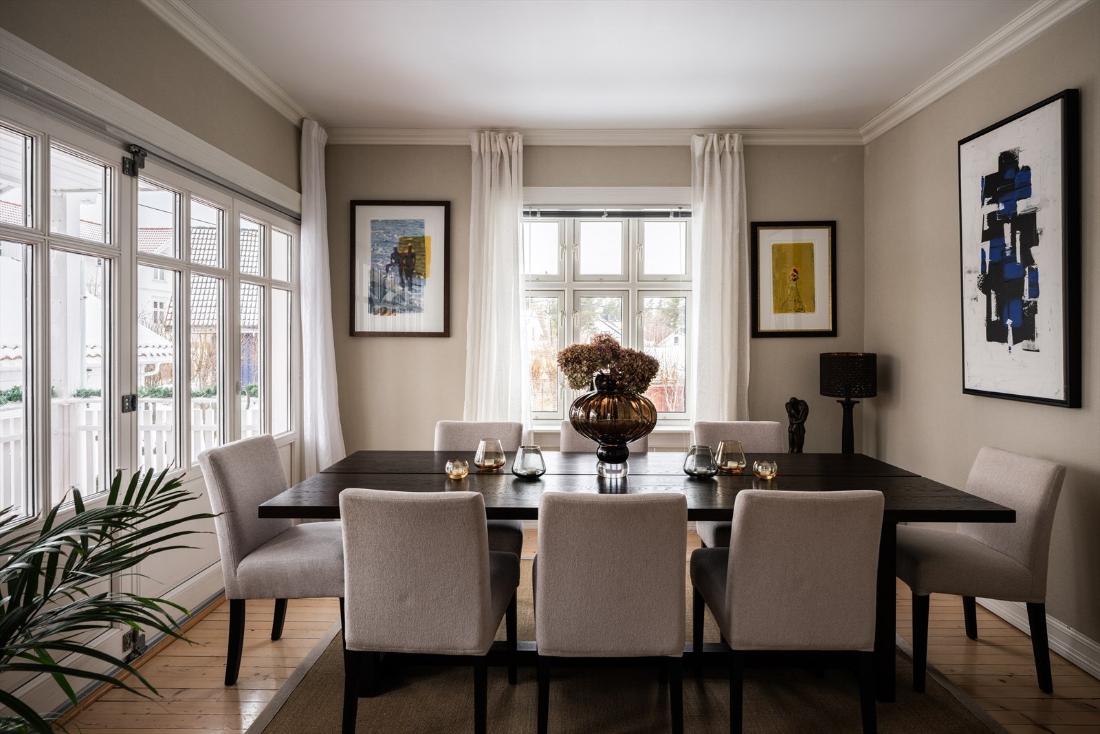 I spisestuen er det god plass til langbord, perfekt for sosiale sammenkomster Galleribilde