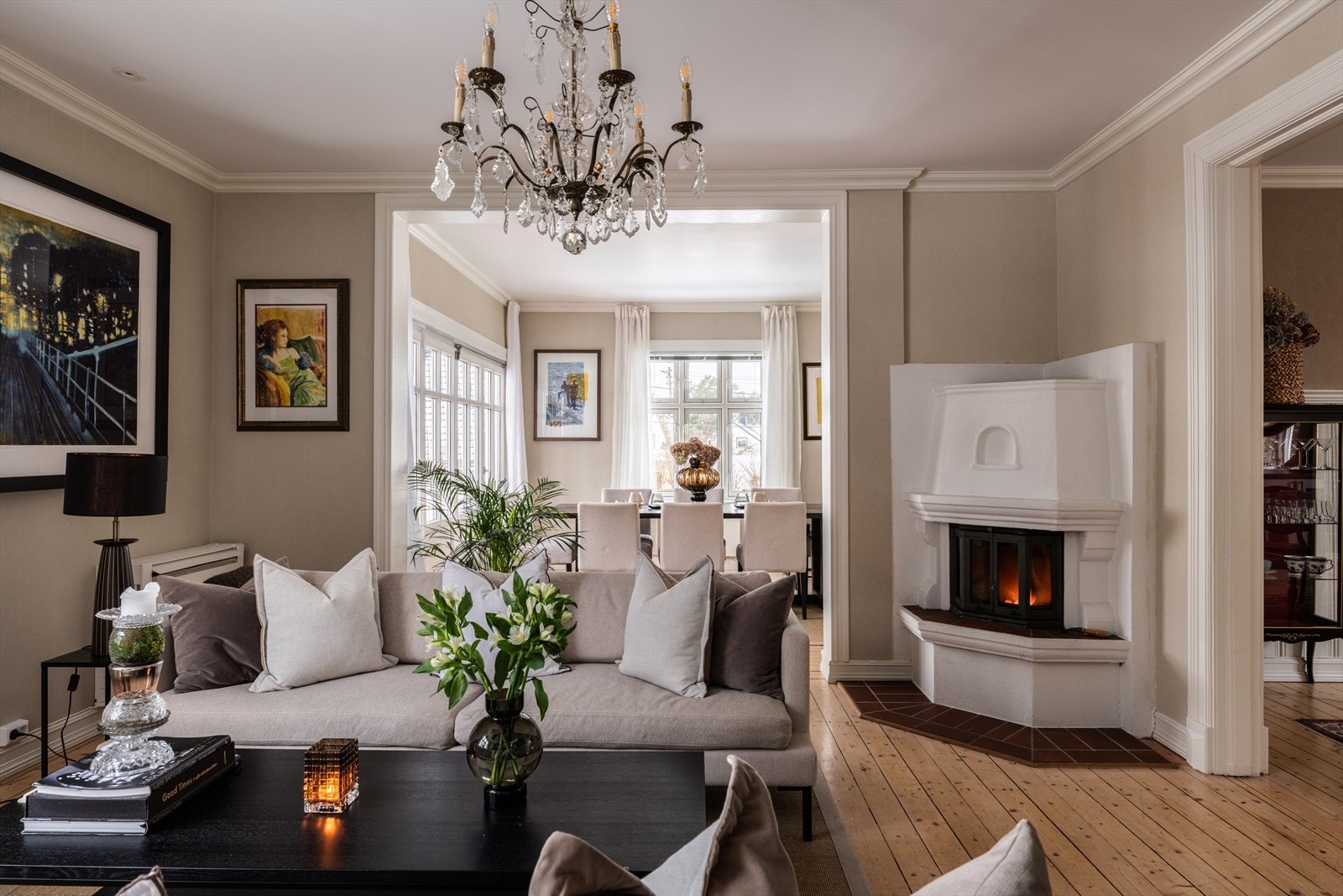 Boligens romslige planløsning gir fine muligheter for å skape ulike soner tilpasset behov og livsstil Galleribilde