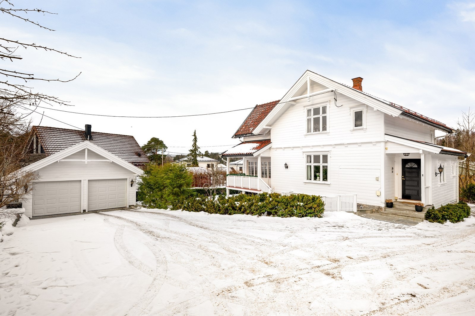 Boligen har en dobbeltgarasje (2003) på 38 kvm pluss en god parkeringsplass på egen eiendom med pass til 4-6 biler - Elbillader montert på vegg Galleribilde