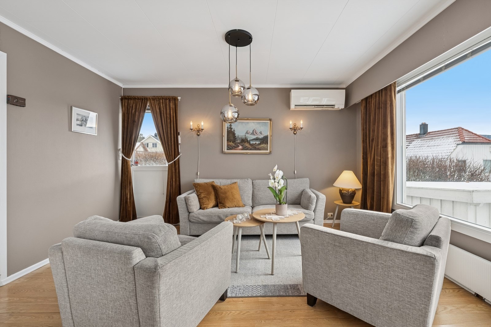 God plass for sittegruppe/sosialsone. Varmepumpen sørger for å varme opp rommet. Galleribilde