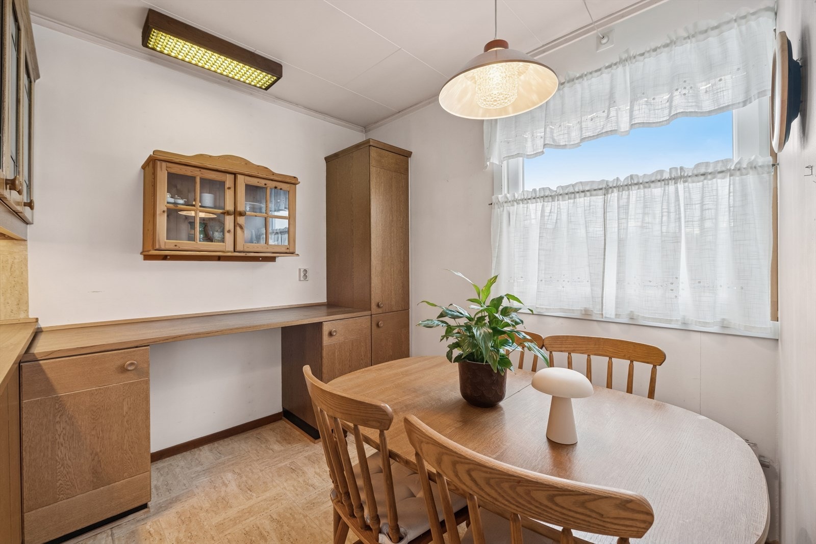 Det er anledning for å ha frokostbord i rommet. Galleribilde