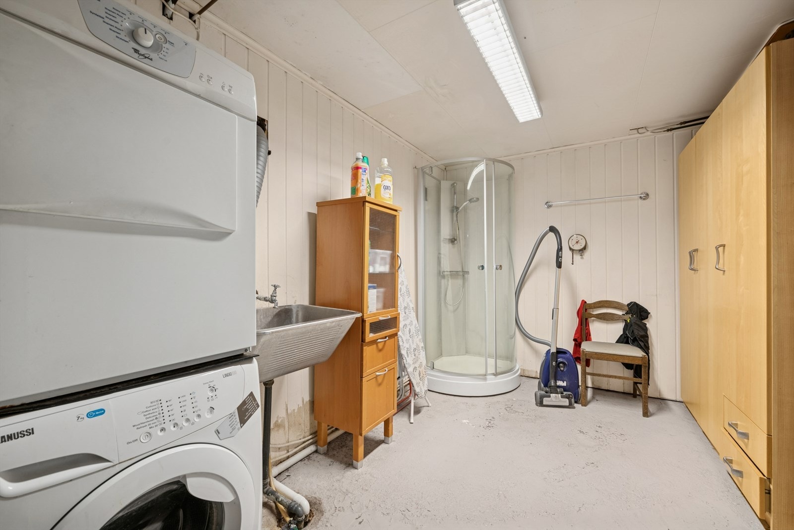 Praktisk vaskerom med opplegg for både vaskemaskin og tørketrommel. Galleribilde