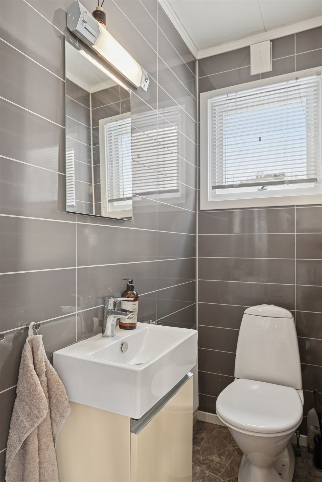 Separat wc-rom vegg i vegg med bad. Galleribilde